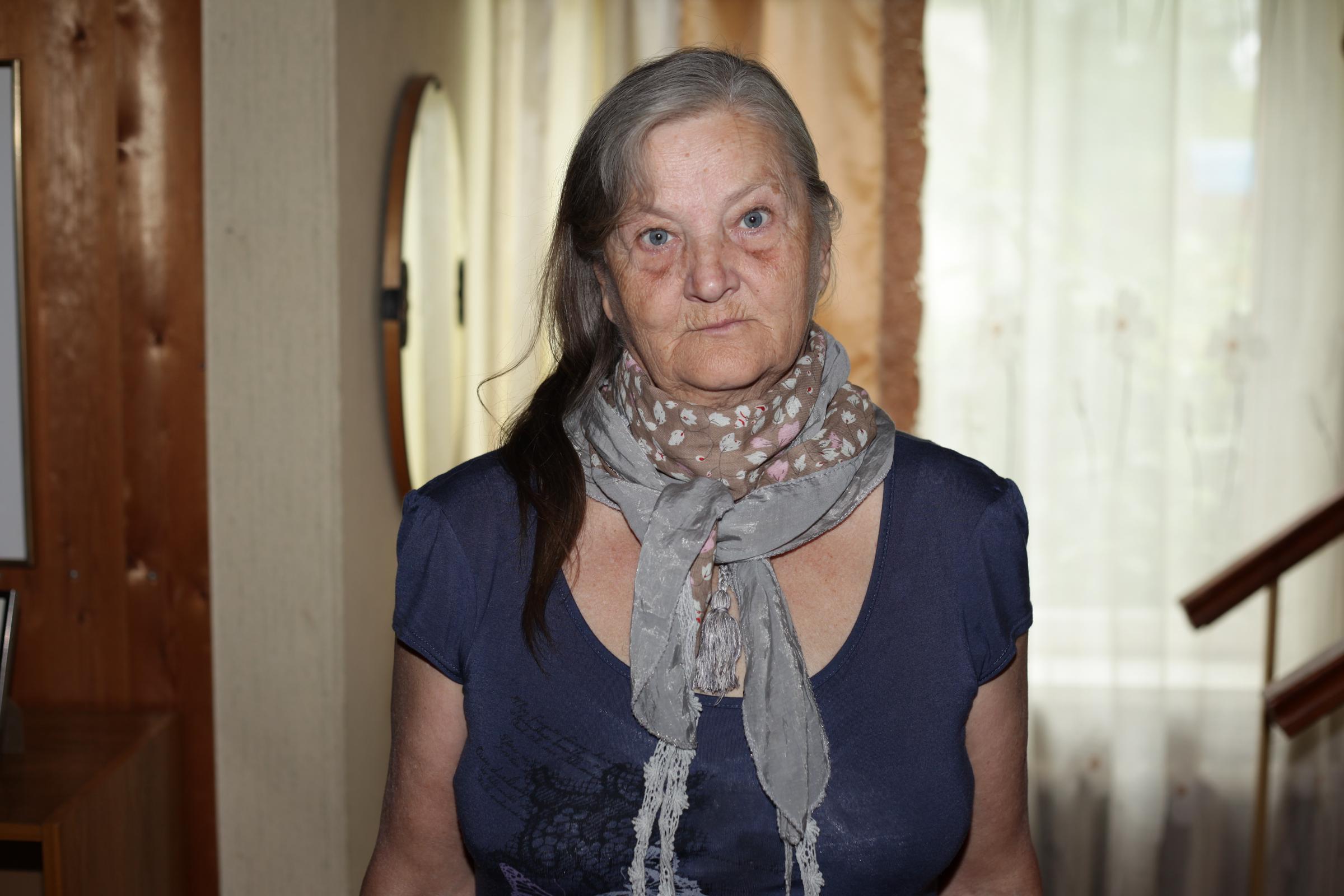 Femme âgée regardant quelqu'un hors caméra | Source : Shutterstock
