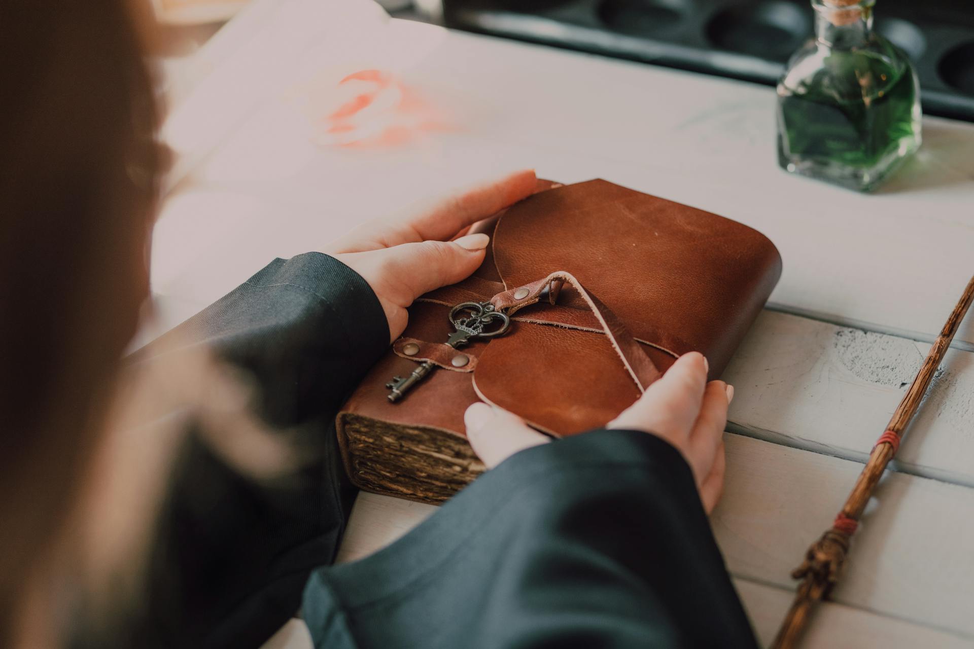 Une femme tenant un journal en cuir marron | Source : Pexels