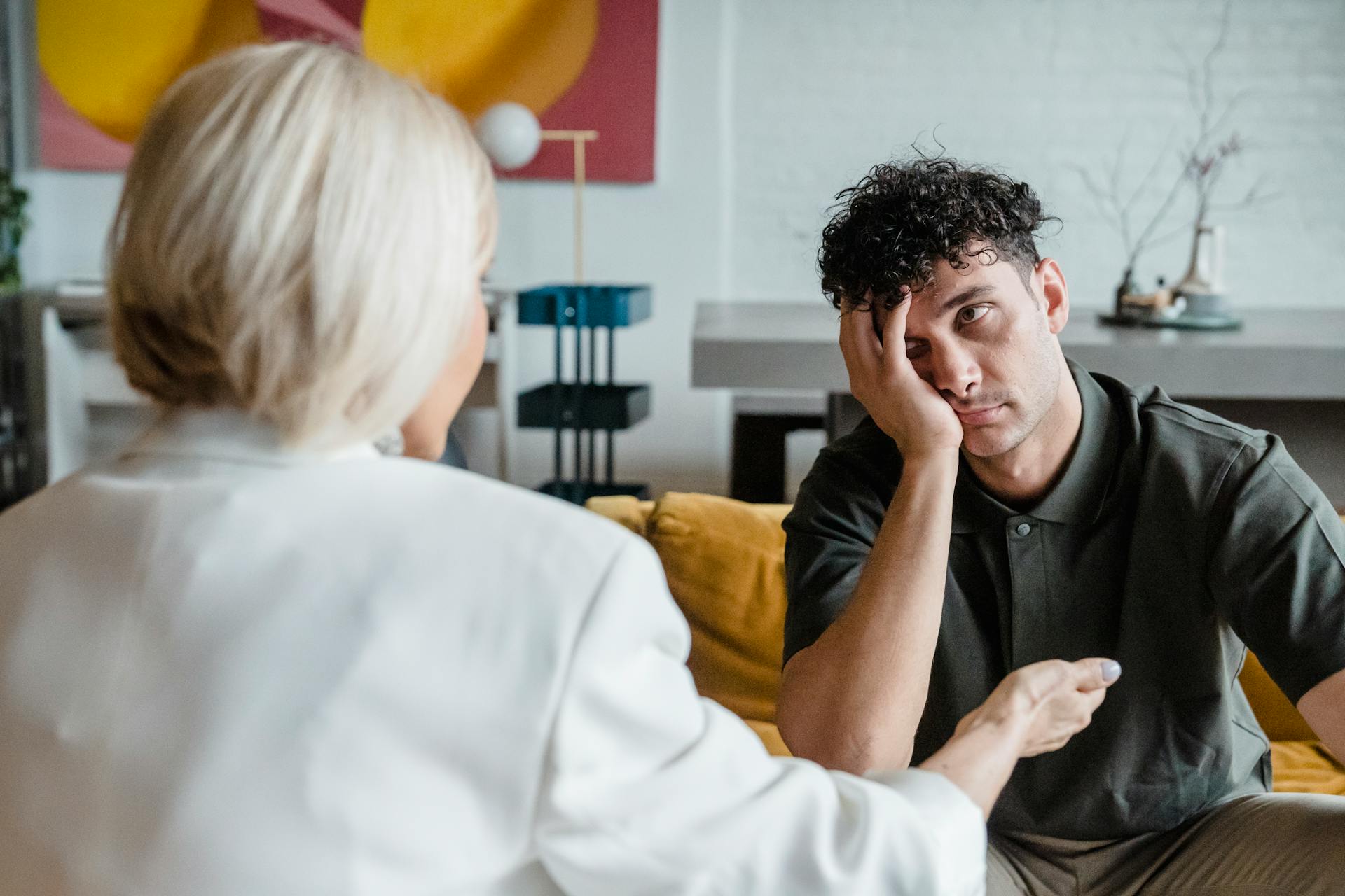 Un homme frustré qui parle à une femme plus âgée | Source : Pexels