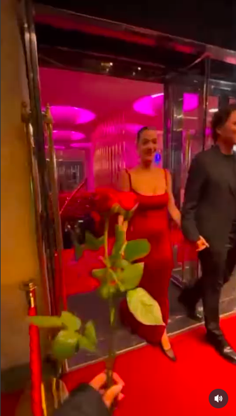 Un fan tend une rose à Katy Perry alors qu'elle et Justin Trudeau se dirigent vers l'extérieur, posté le 26 octobre 2025. | Source : Instagram/tmz_tv