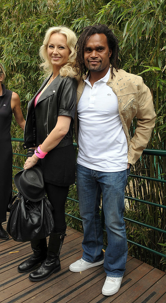 Le mannequin Adriana Karembeu et Christian Karembeu sont aperçus à Roland-Garros le 6 juin 2010 à Paris, en France I Source : Getty Images