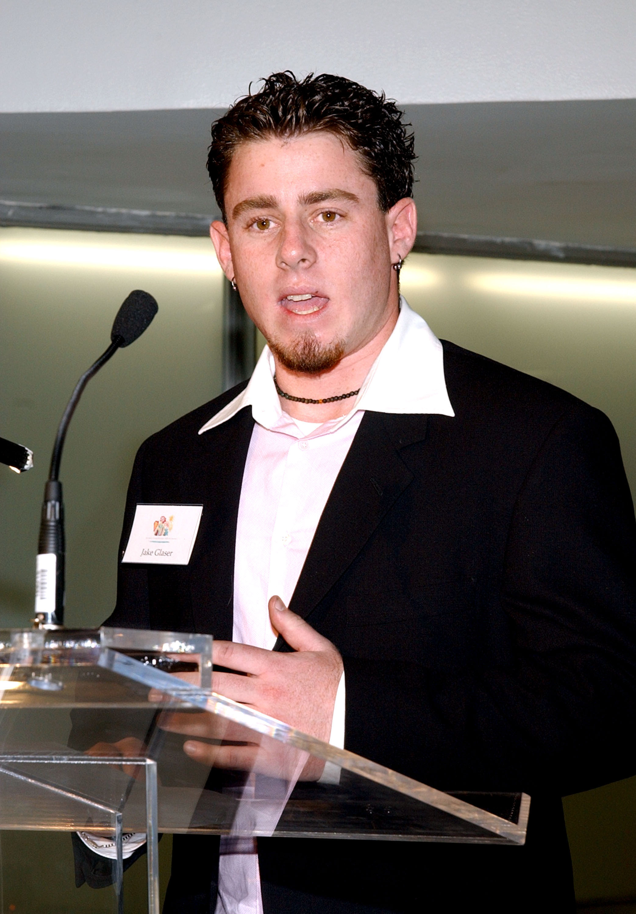 Jake Glaser lors de la soirée de la fondation Elizabeth Glaser Pediatric AIDS au musée Guggenheim à New York le 11 mars 2004 | Source : Getty Images