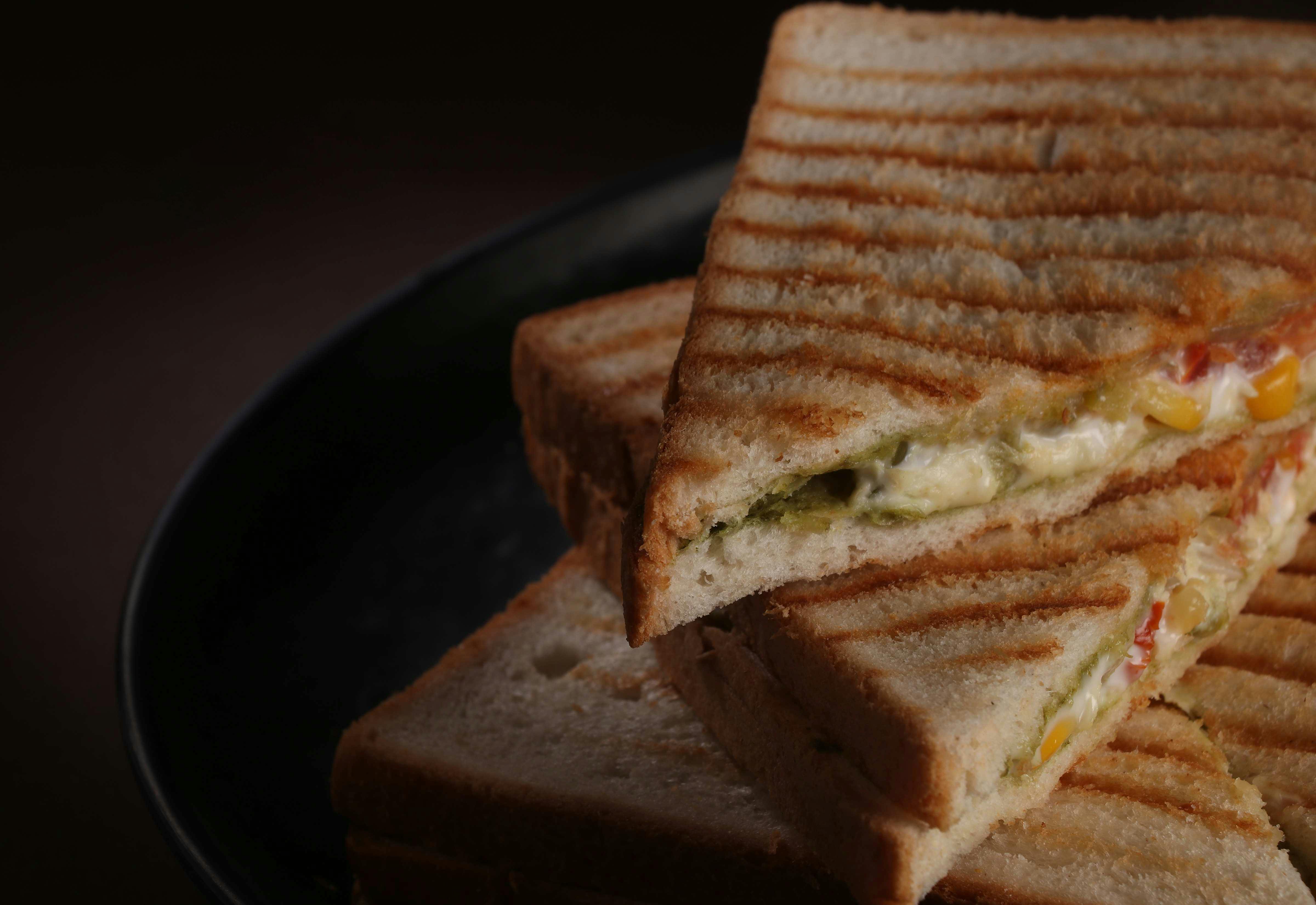 Sandwichs grillés sur une assiette | Source : Pexels
