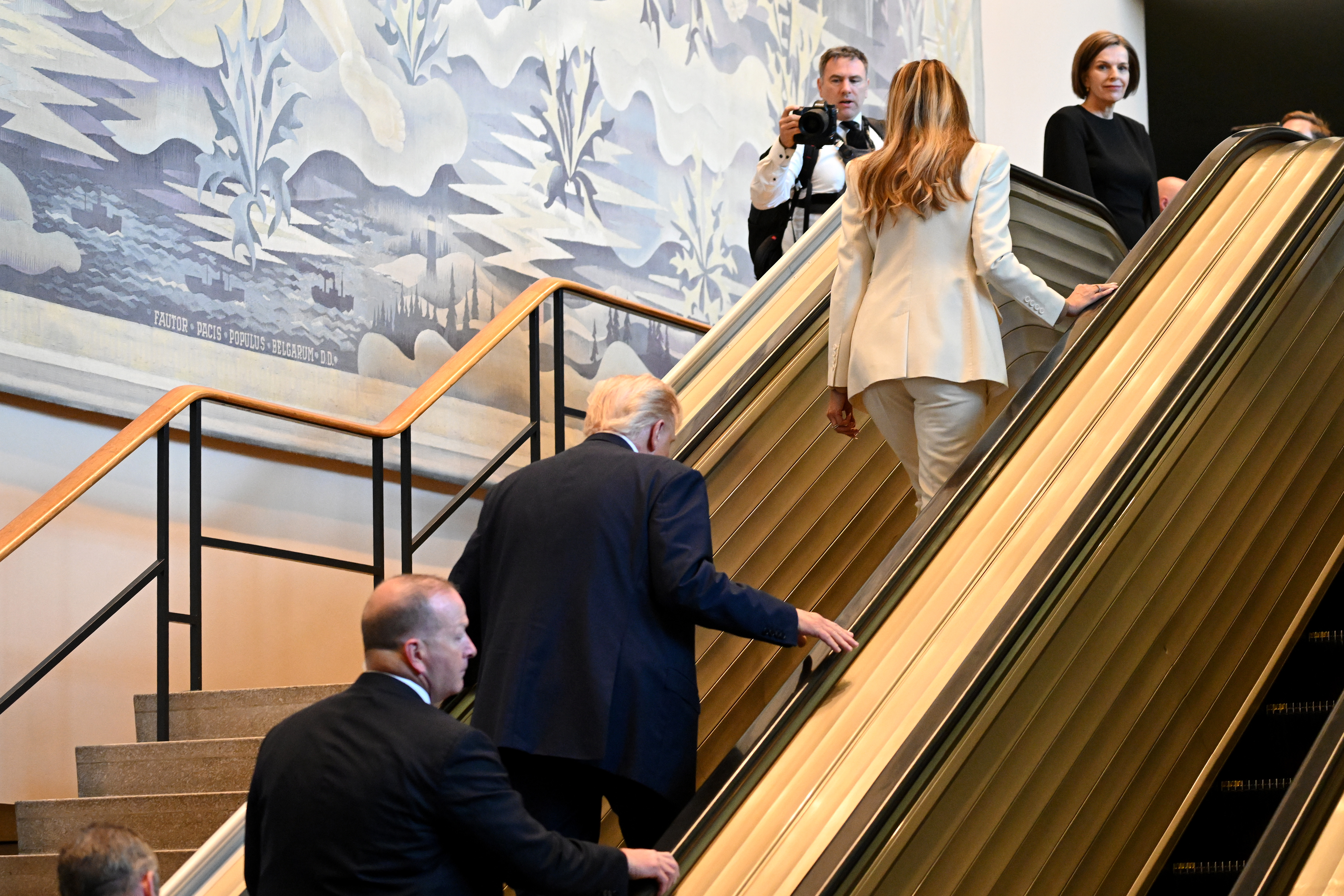Melania et Donald Trump grimpent l'escalator lors d'un événement à l'ONU. | Source : Getty Images