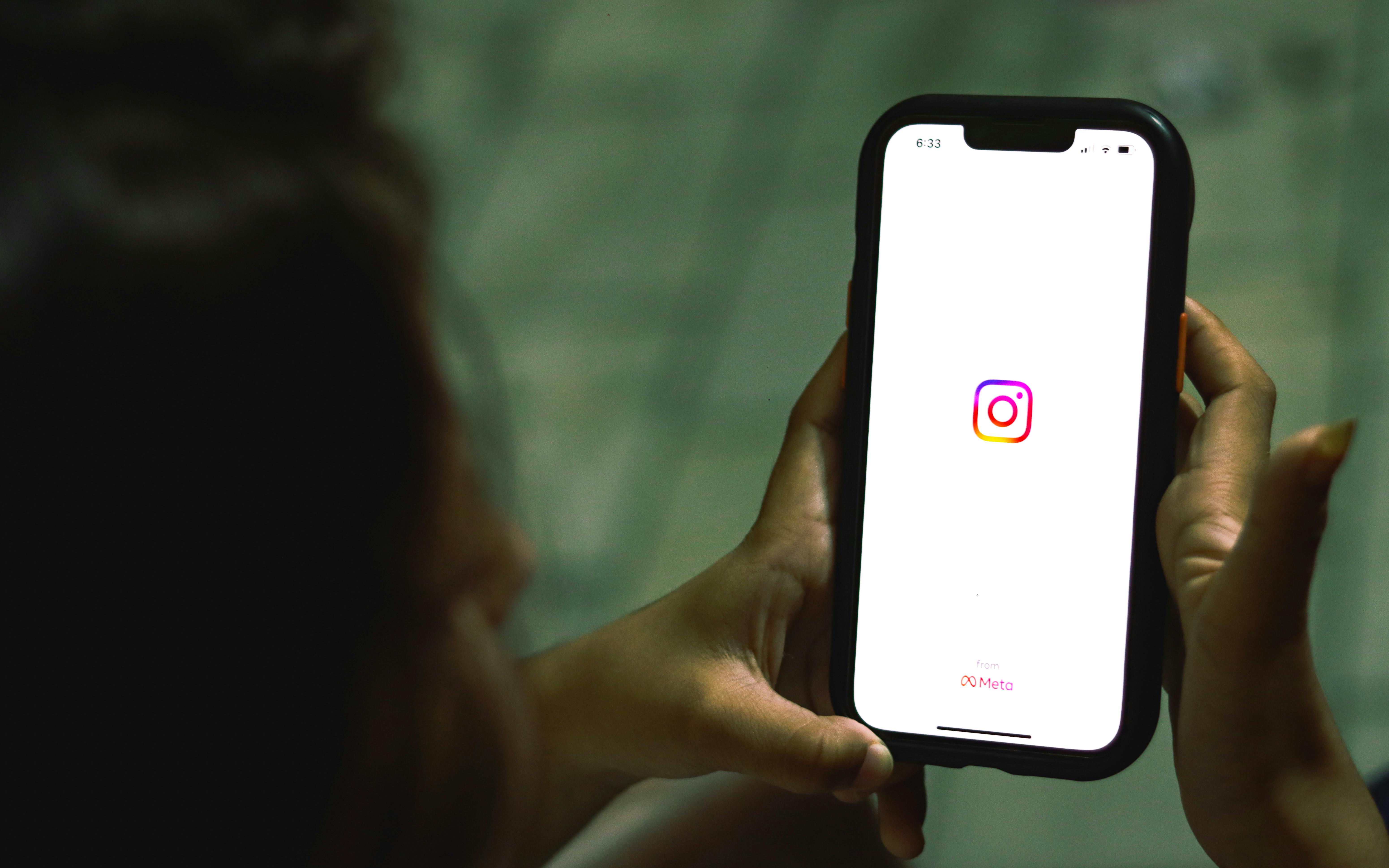 Une femme ouvrant Instagram sur son téléphone | Source : Pexels