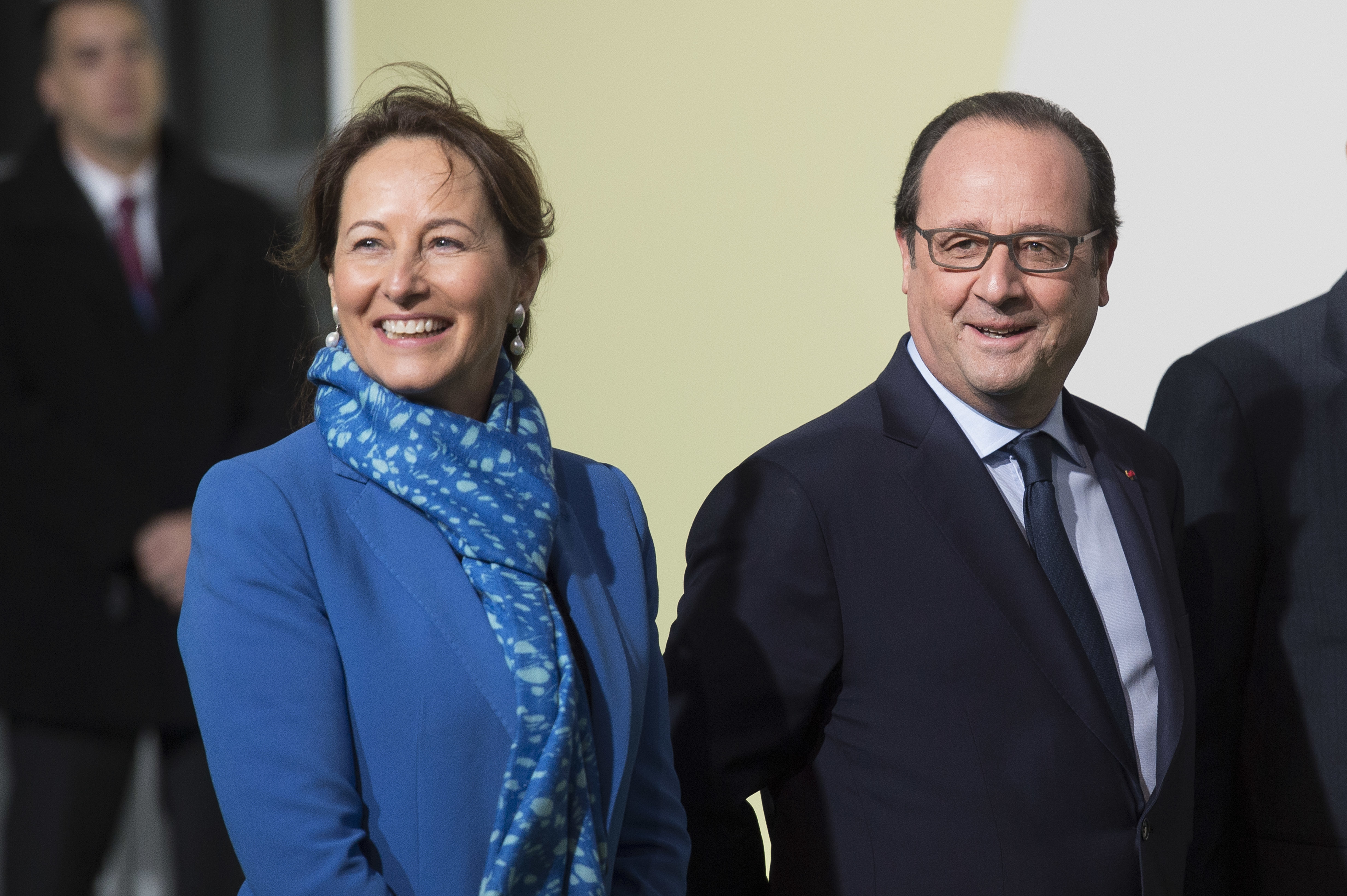 La ministre française de l'Écologie, du Développement durable et de l'Énergie, Ségolène Royal (à gauche), et le président français François Hollande lors de la Conférence des Nations unies sur les changements climatiques (COP21) le 30 novembre 2015 au Bourget, en France I Source : Getty Images