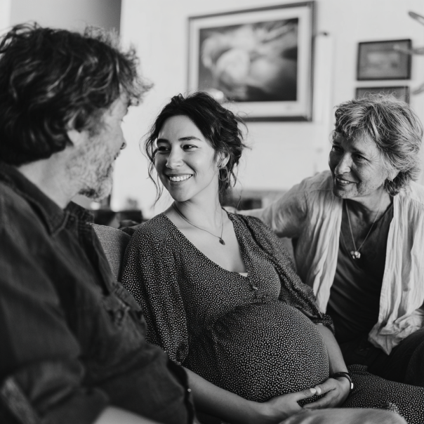 Une femme enceinte discute avec ses beaux-parents | Source : Midjourney