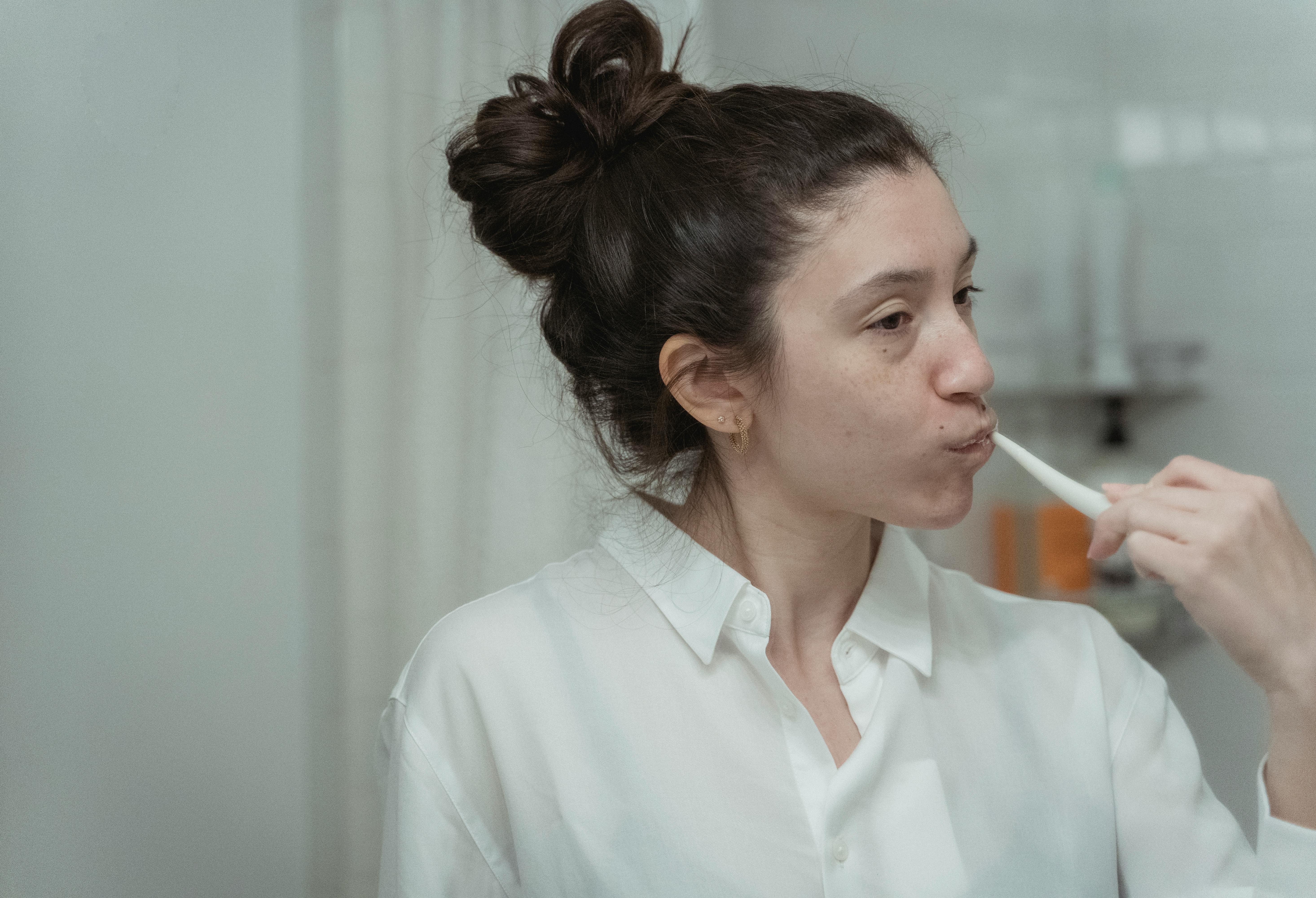 Une femme se brossant les dents | Source : Pexels