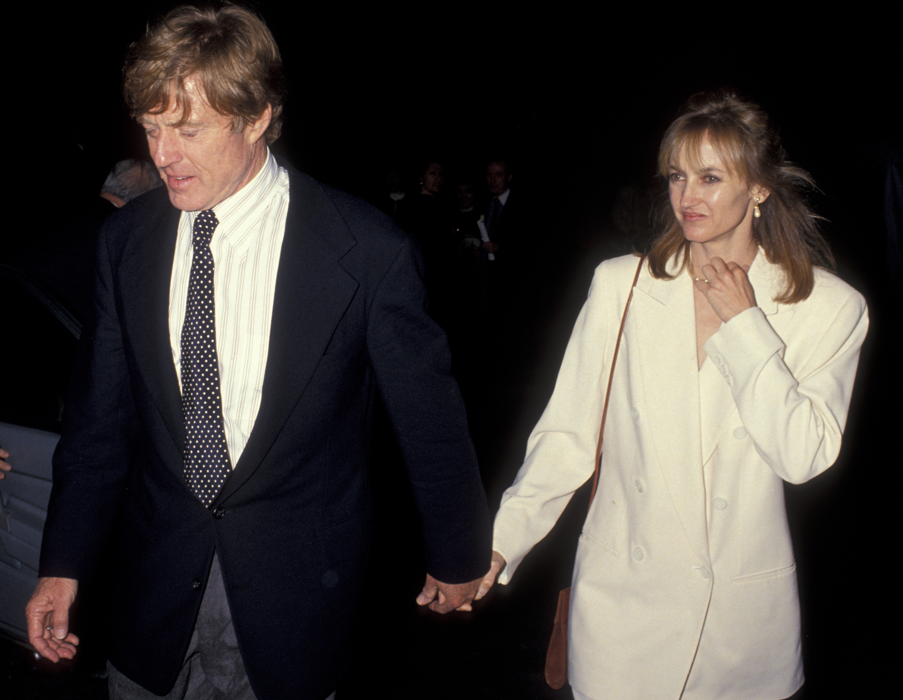Robert Redford et Kathy O'Rear lors du gala de bienfaisance CORO en l'honneur de Meredith Brokaw, le 19 mai 1993, à New York. | Source : Getty Images