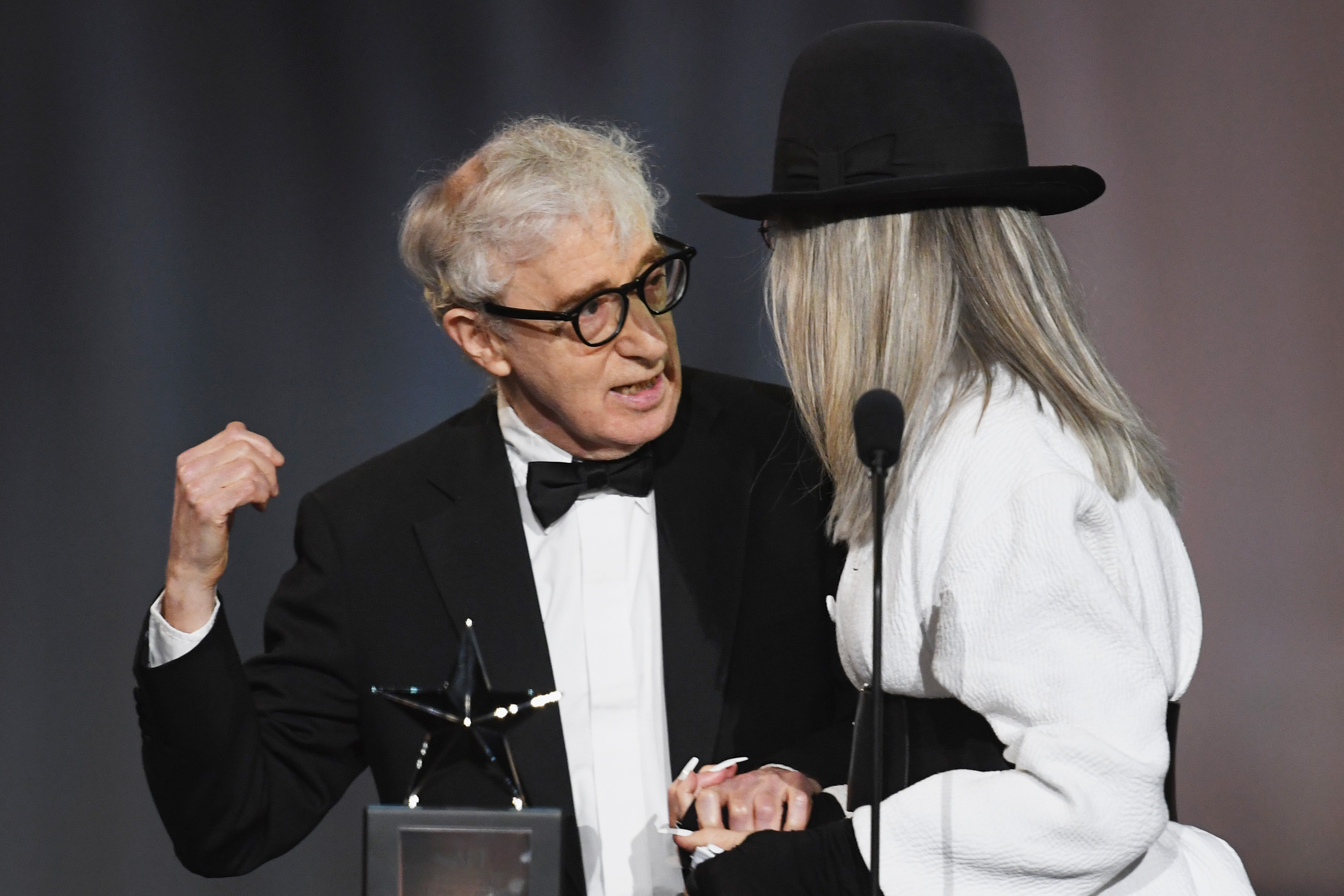 Woody Allen et Diane Keaton sur scène lors du 45e gala de remise des prix de l'American Film Institute en hommage à Diane Keaton au Dolby Theatre, le 8 juin 2017 à Hollywood, en Californie | Source : Getty Images