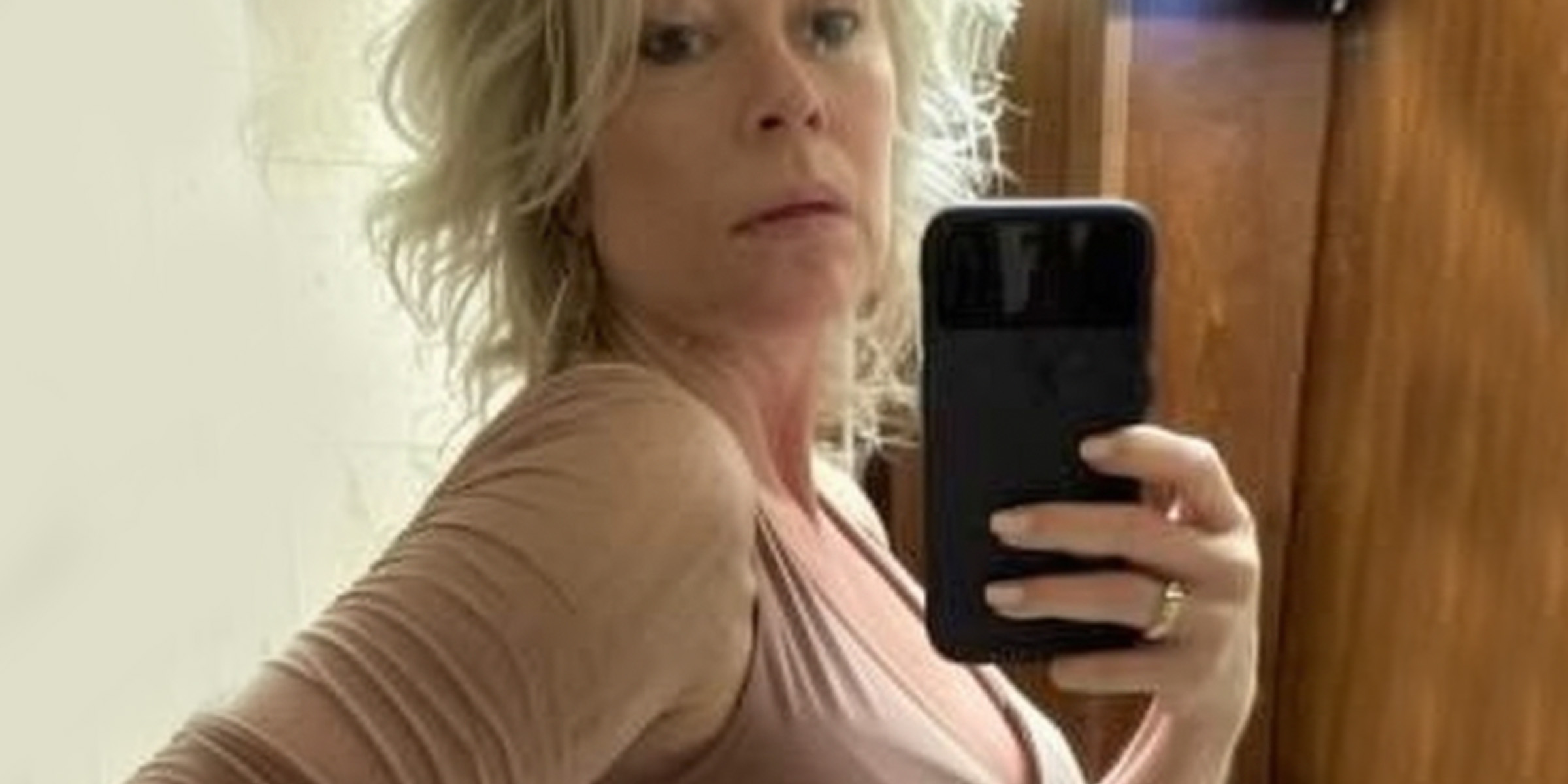 Une femme d'âge mûr qui fait un selfie | Source : Ozdomedia