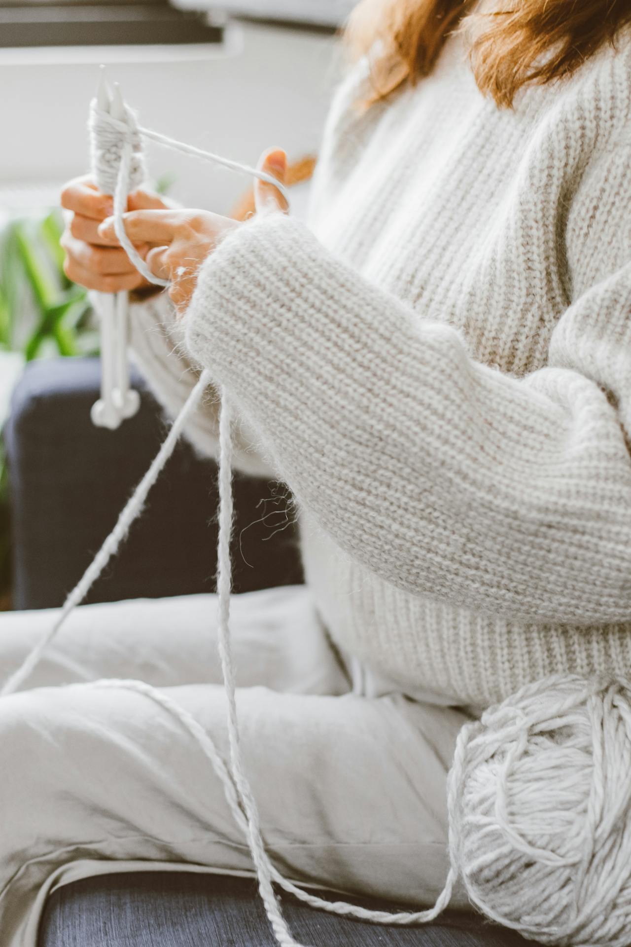 Une femme qui tricote | Source : Pexels