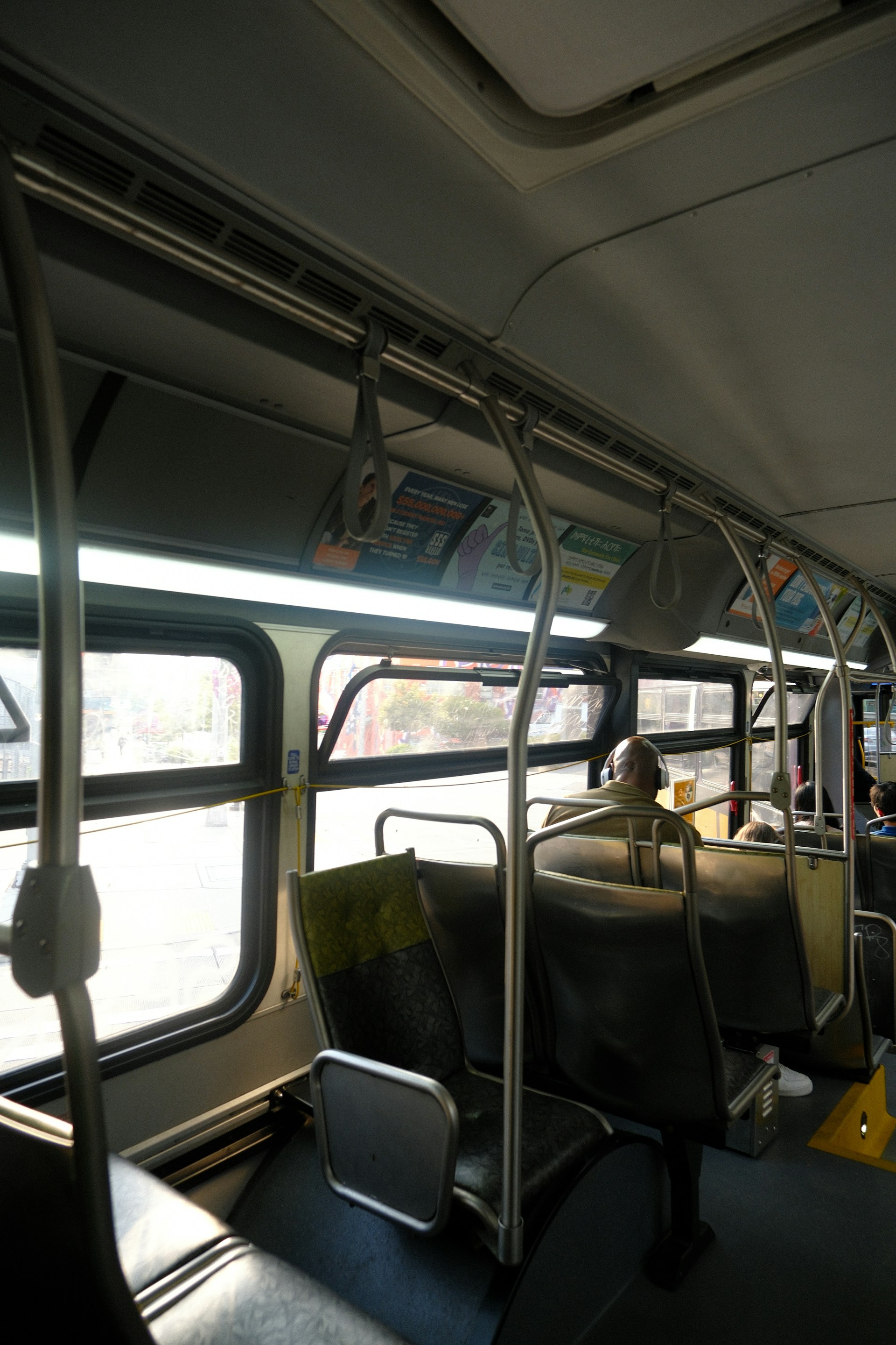 Sièges vides dans un bus | Source : Unsplash