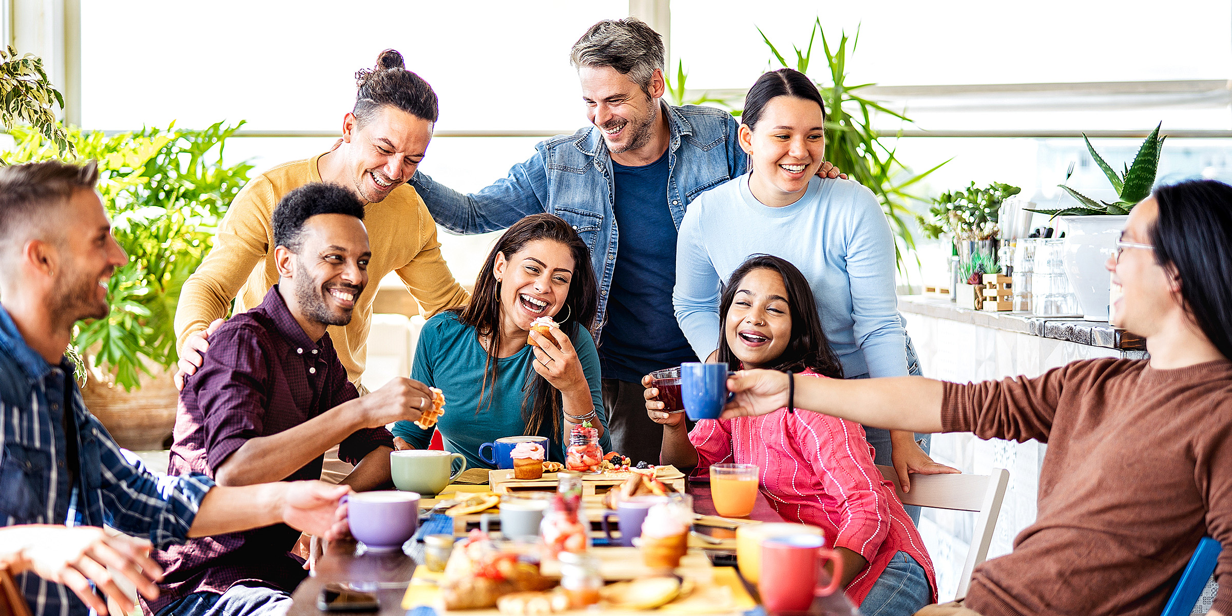 Un groupe de personnes réunies lors d'une célébration | Source : Shutterstock