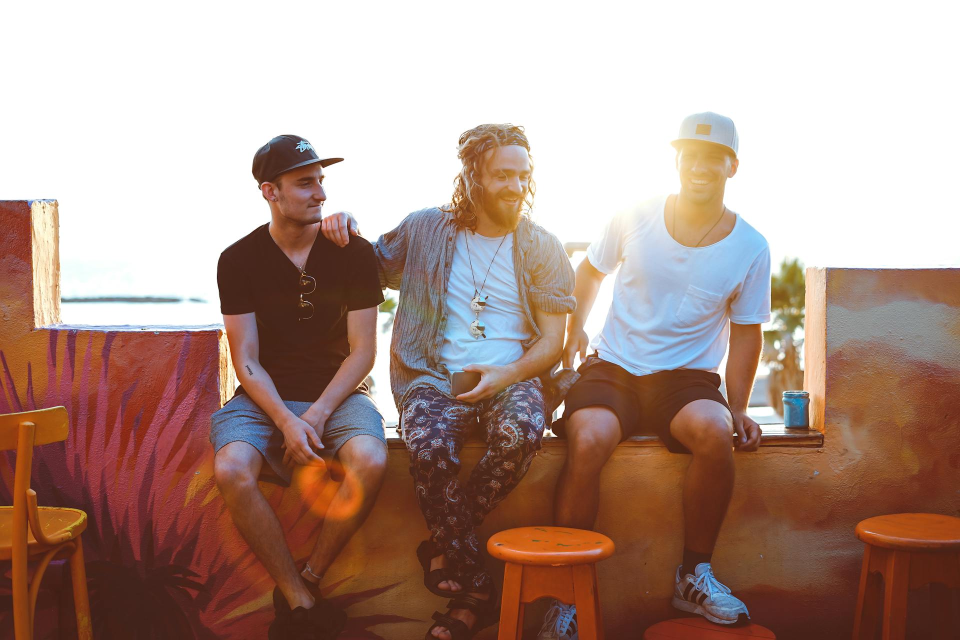 Un homme assis avec ses amis | Source : Pexels