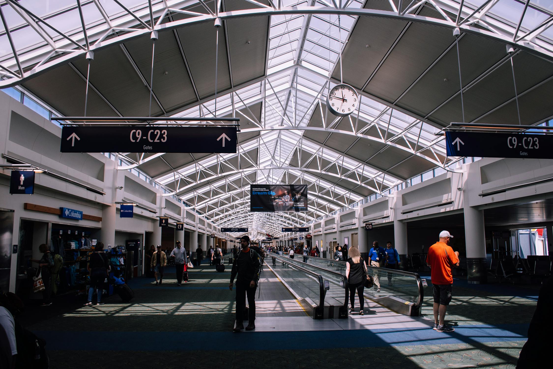 Des gens dans un aéroport | Source : Pexels
