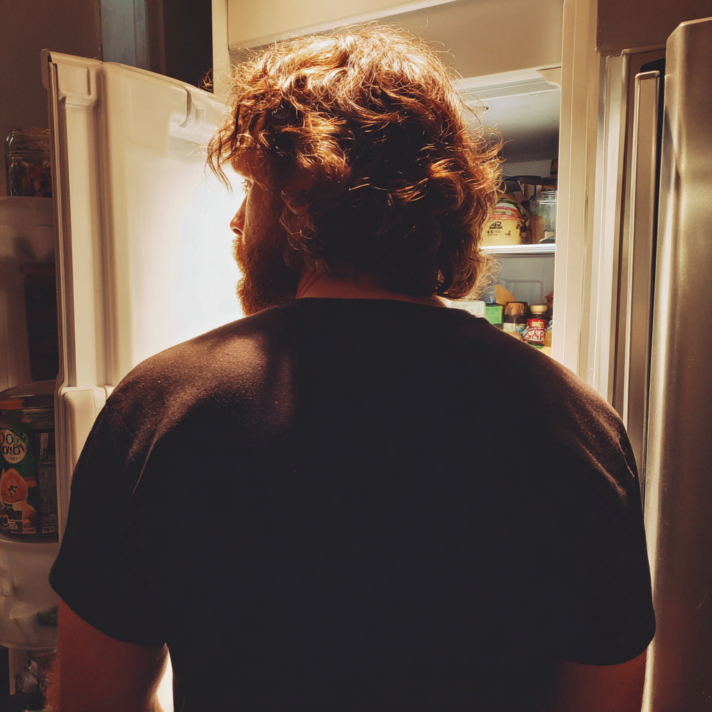 Un homme debout dans une cuisine | Source : Midjourney