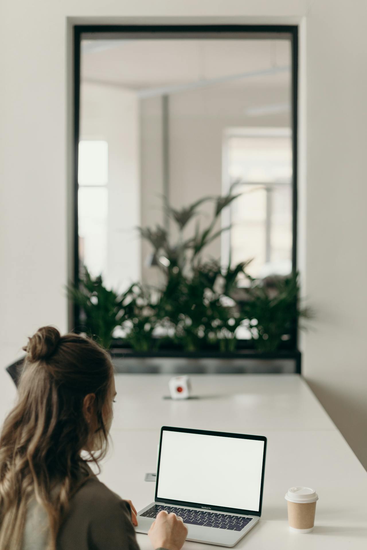 Une femme utilisant un ordinateur portable dans son bureau | Source : Pexels