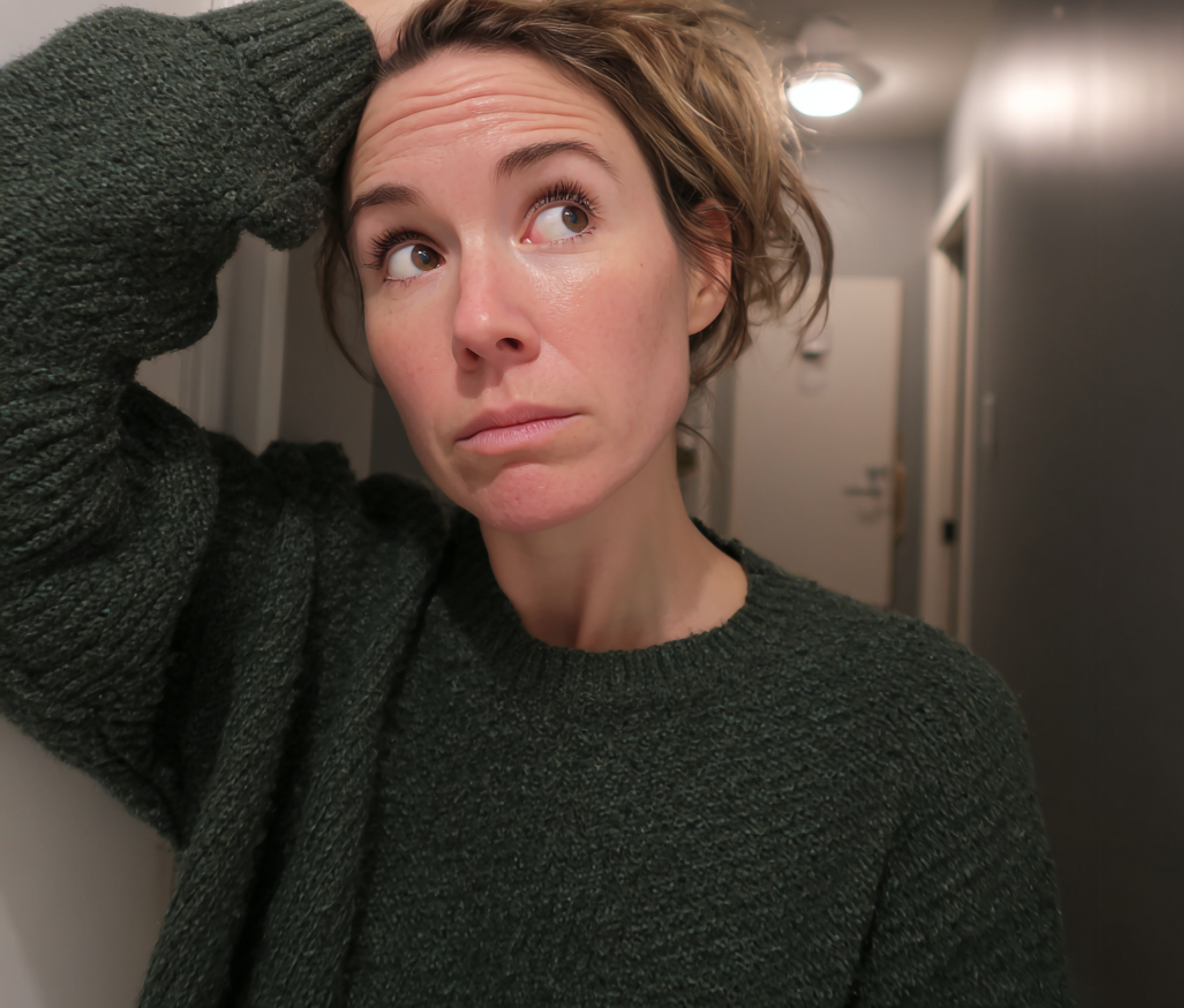 Une femme inquiète et qui a la main sur la tête | Source : Midjourney