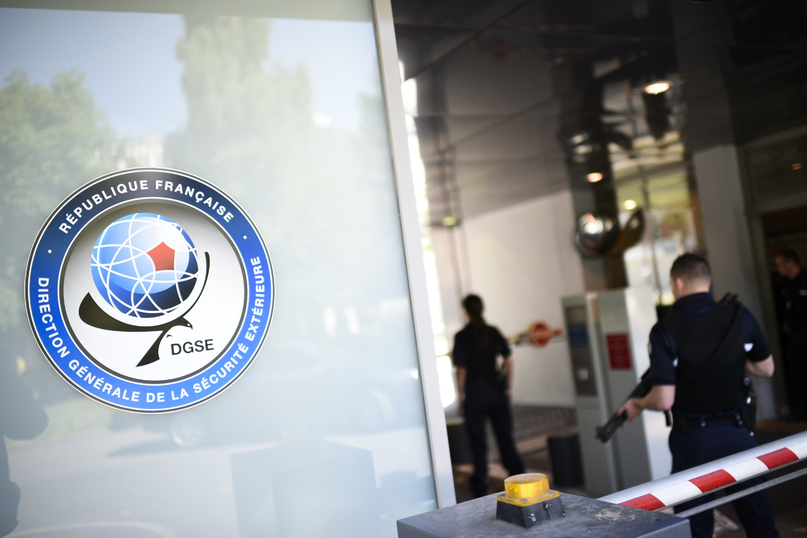 Des agents de sécurité gardent le siège de la Direction générale de la sécurité extérieure (DGSE), l'agence française de renseignement extérieur, à Paris, le 4 juin 2015 I Source : Getty Images