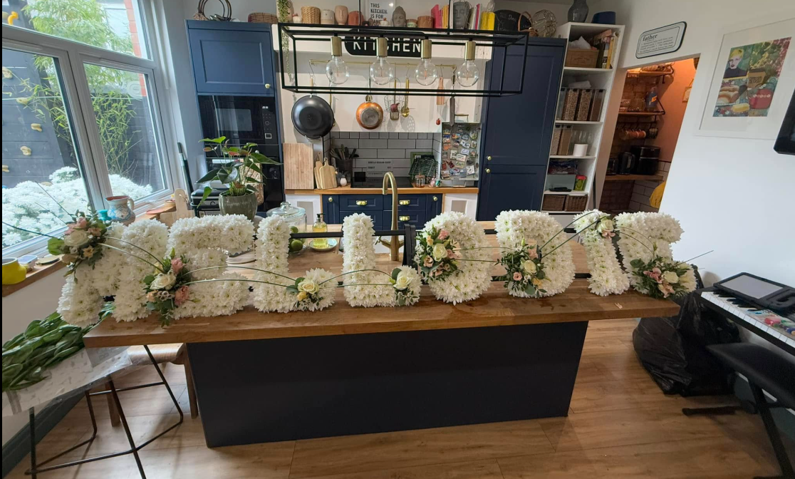 Une composition florale épelant le nom de Mellodie, datée du 3 mars 2025 | Source : Facebook/steven.darby.16