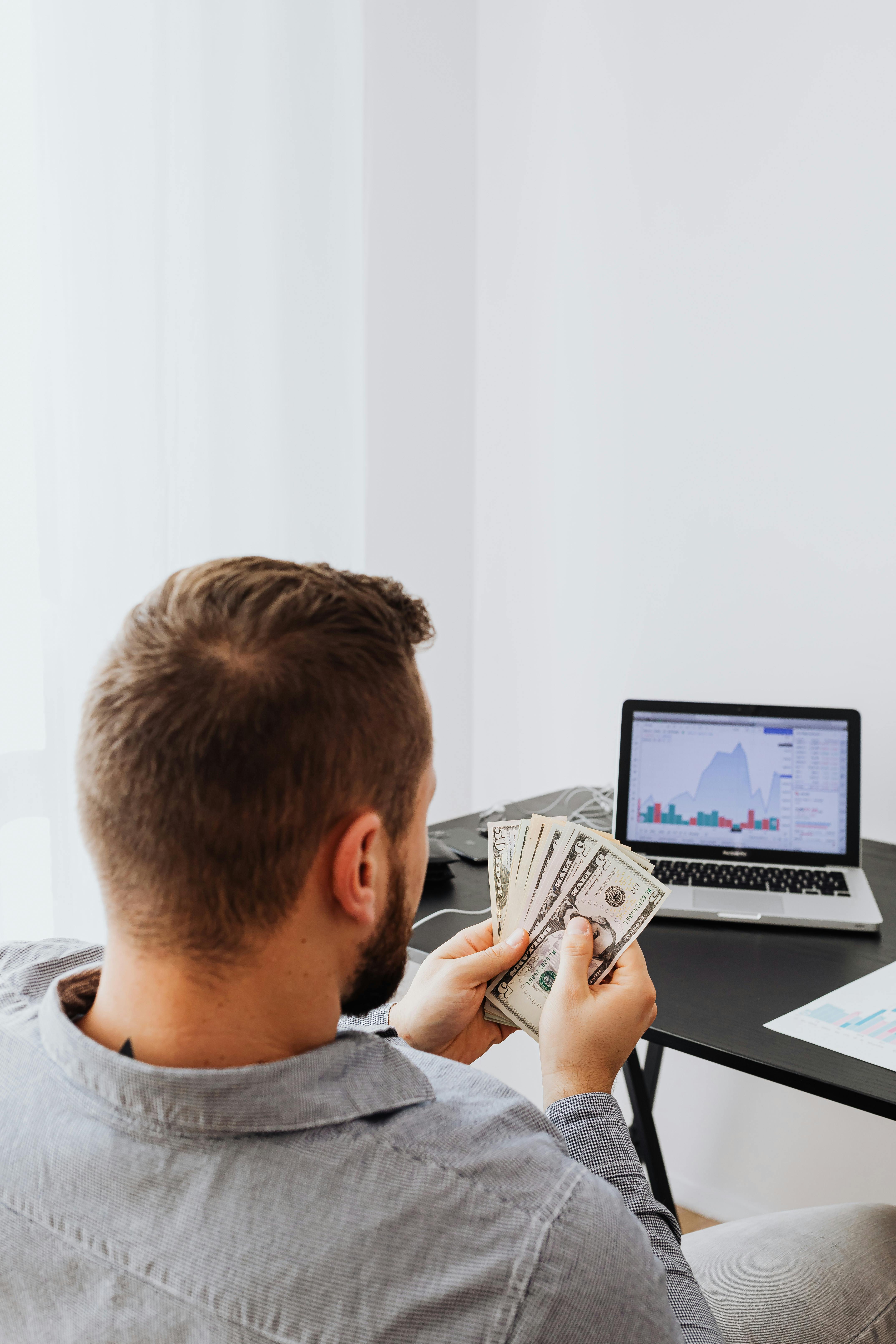Un homme qui compte de l'argent | Source : Pexels