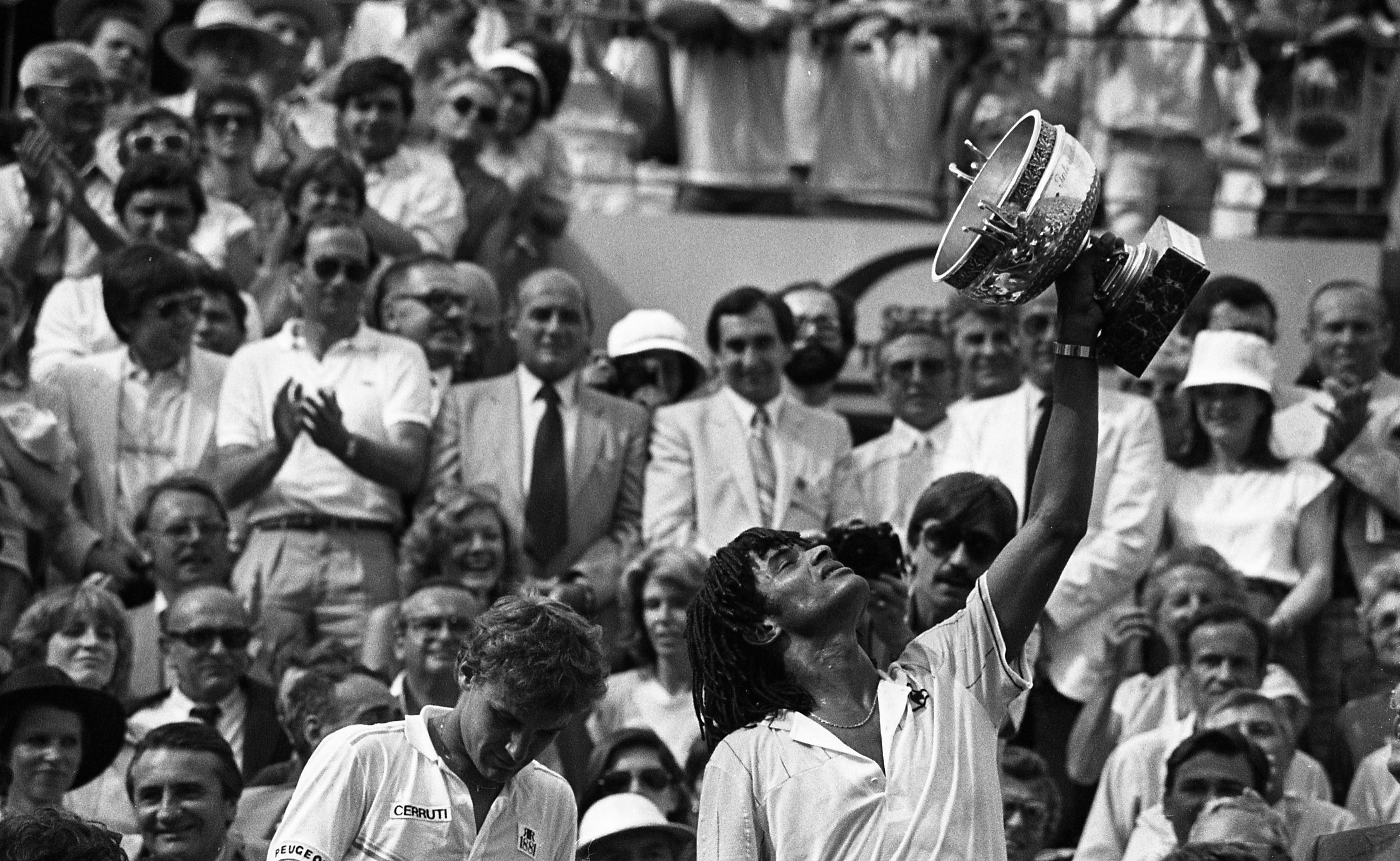 Yannick Noah remportant le tournoi de tennis de Roland-Garros avec Mat Wilander, Paris, France, mai 1983 I Source : Getty Images