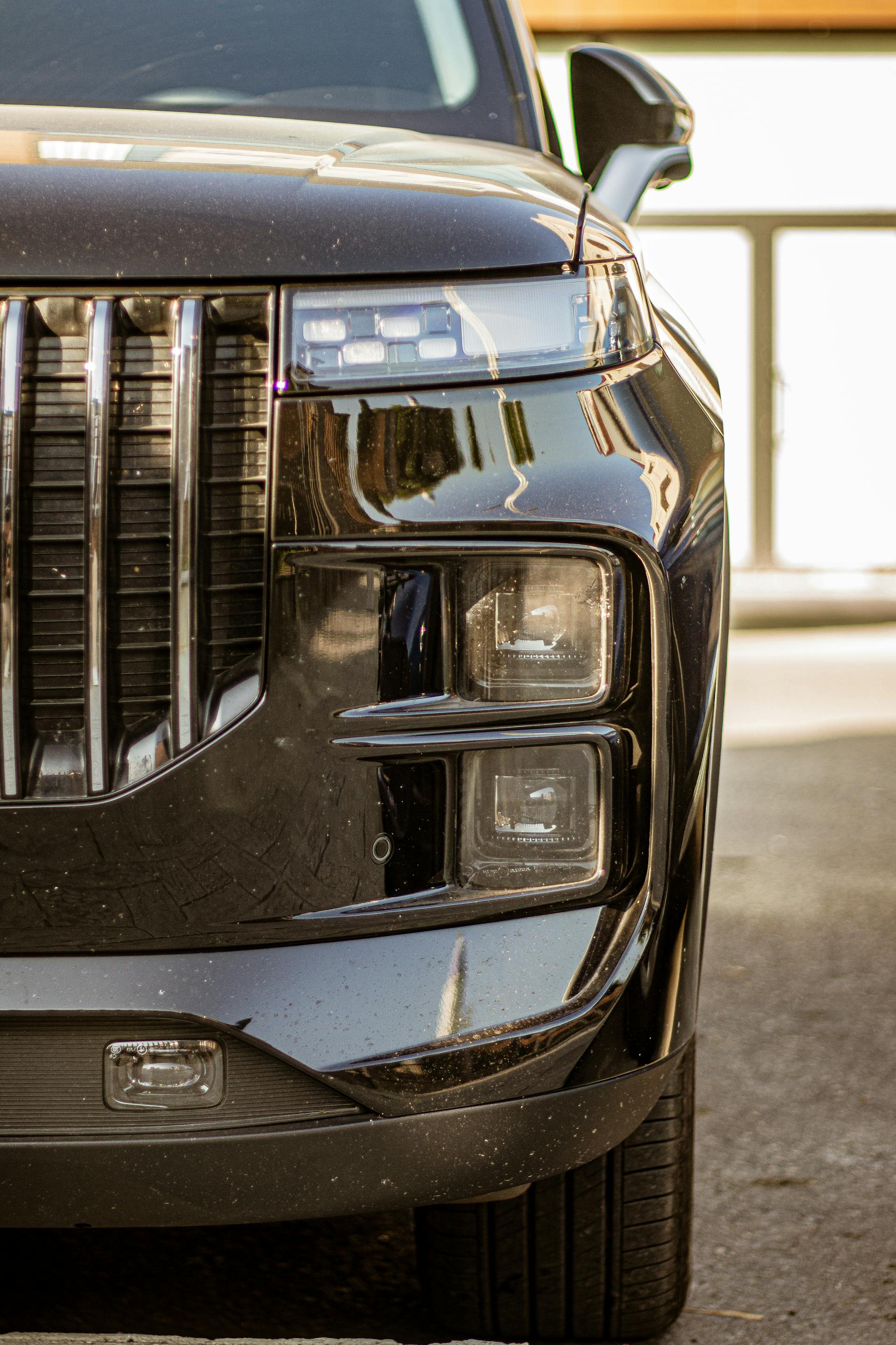 Gros plan d'un SUV noir sur la route | Source : Pexels