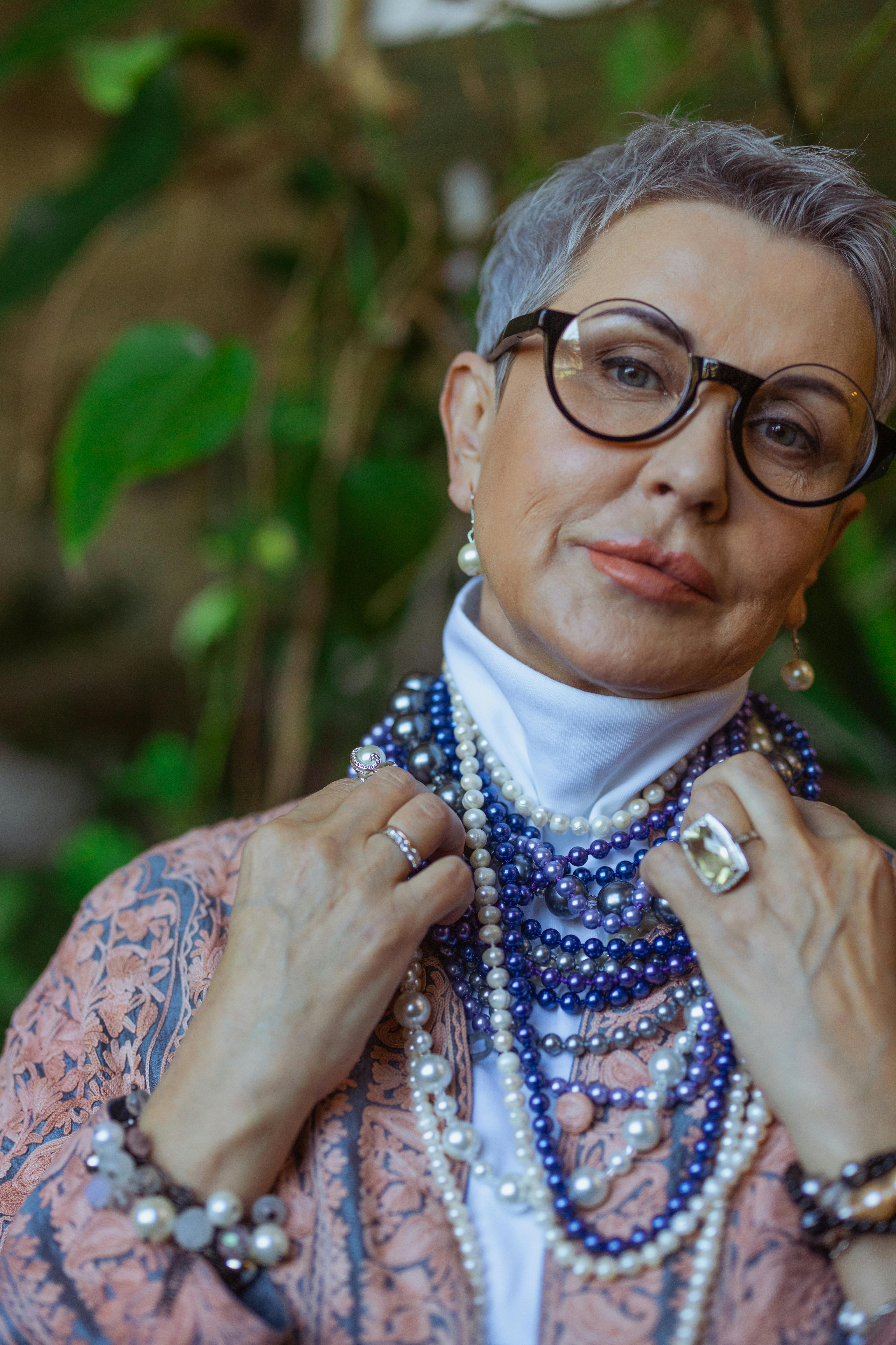 Une femme portant des perles | Source : Pexels