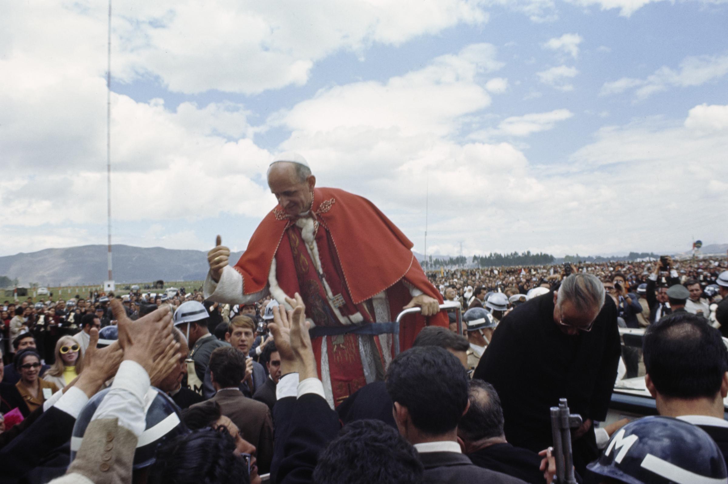 Le pape Paul VI salue la foule lors d'une visite en Colombie, le 23 août 1968. | Source : Getty Images