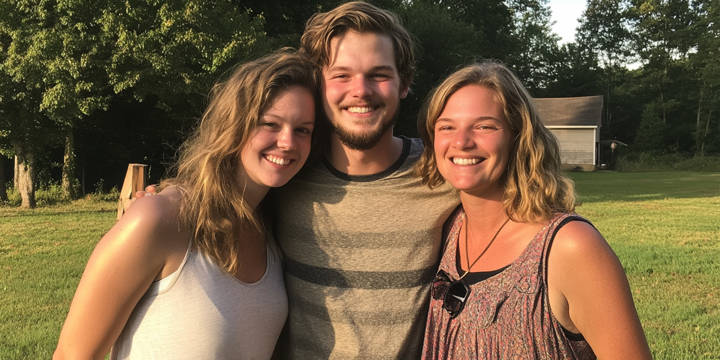 Homme debout entre deux femmes heureuses | Source : Midjourney