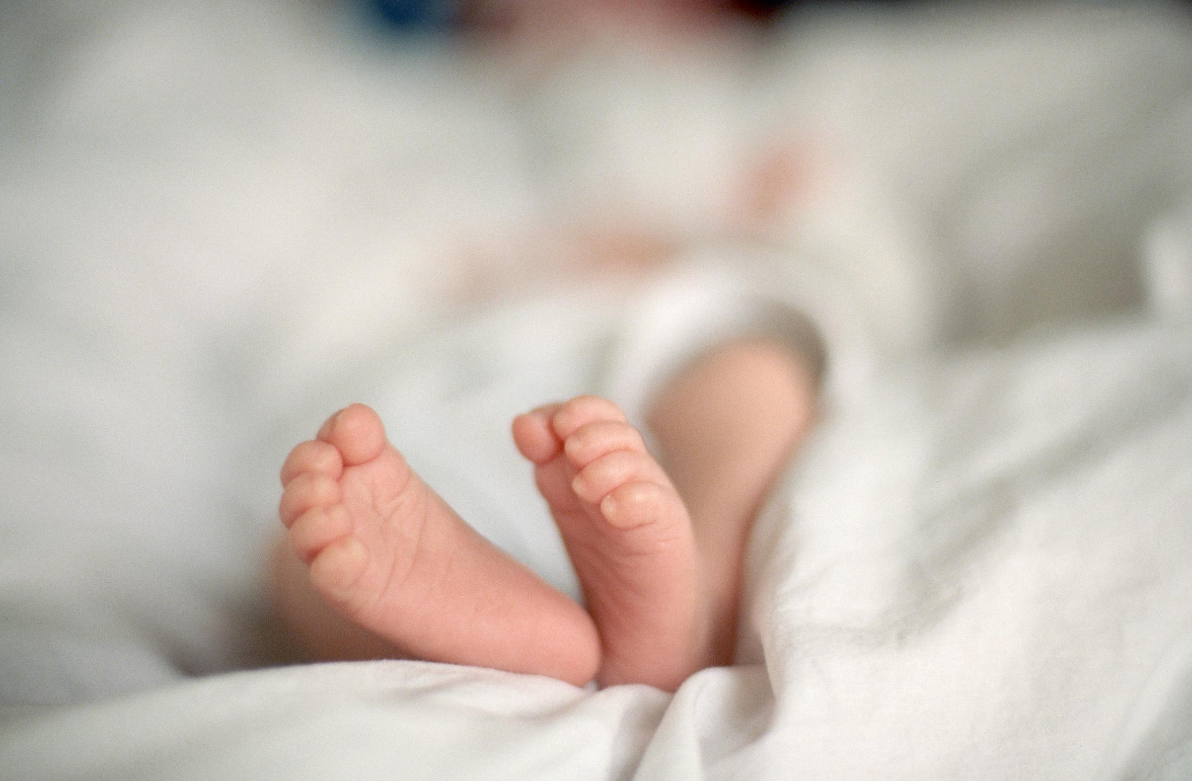 Pieds d'une petite fille nouveau-née I Photo d'illustration I Source : Getty Images