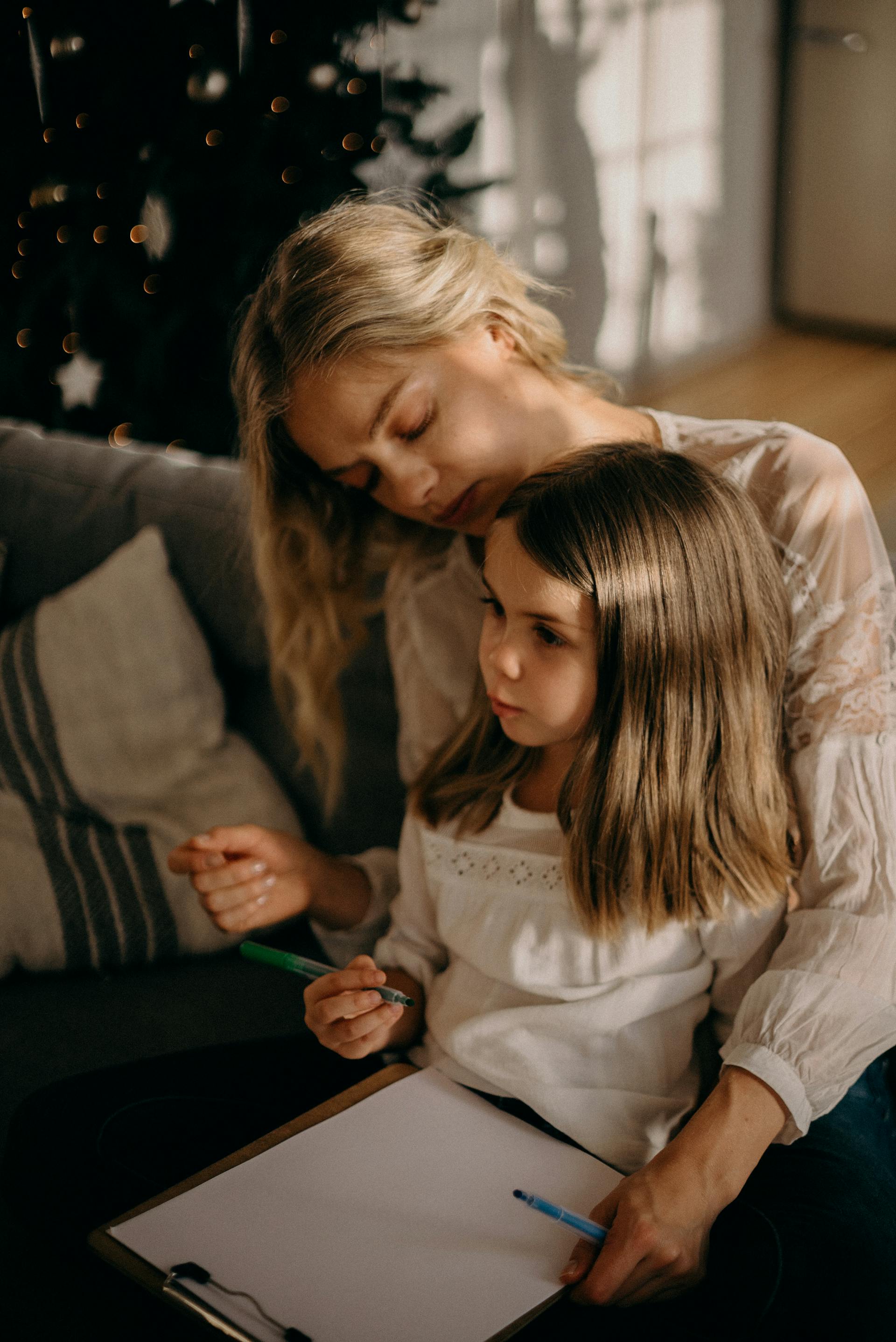 Une mère assise avec sa petite fille | Source : Pexels