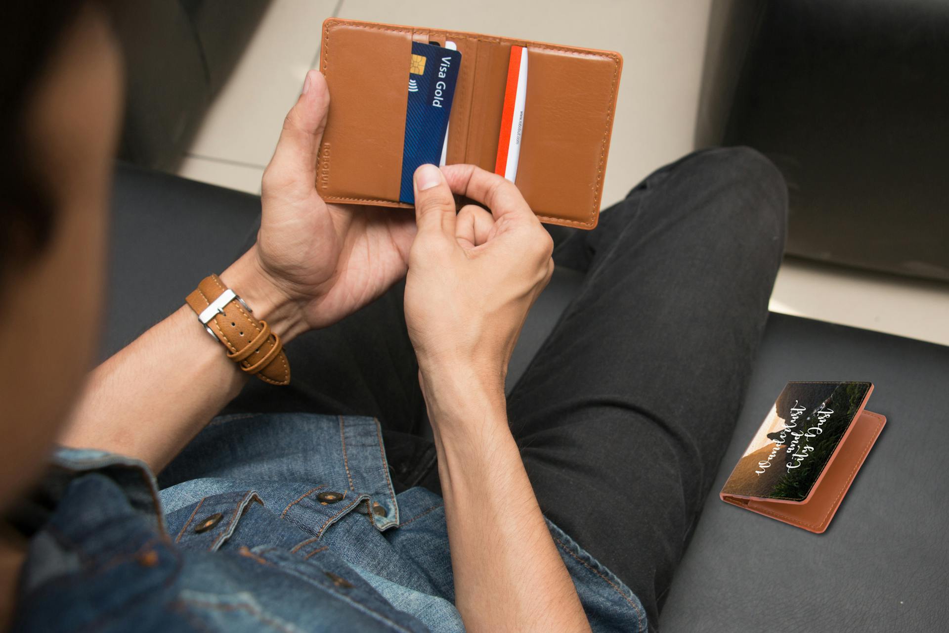 Un homme retire une carte de son portefeuille | Source : Pexels