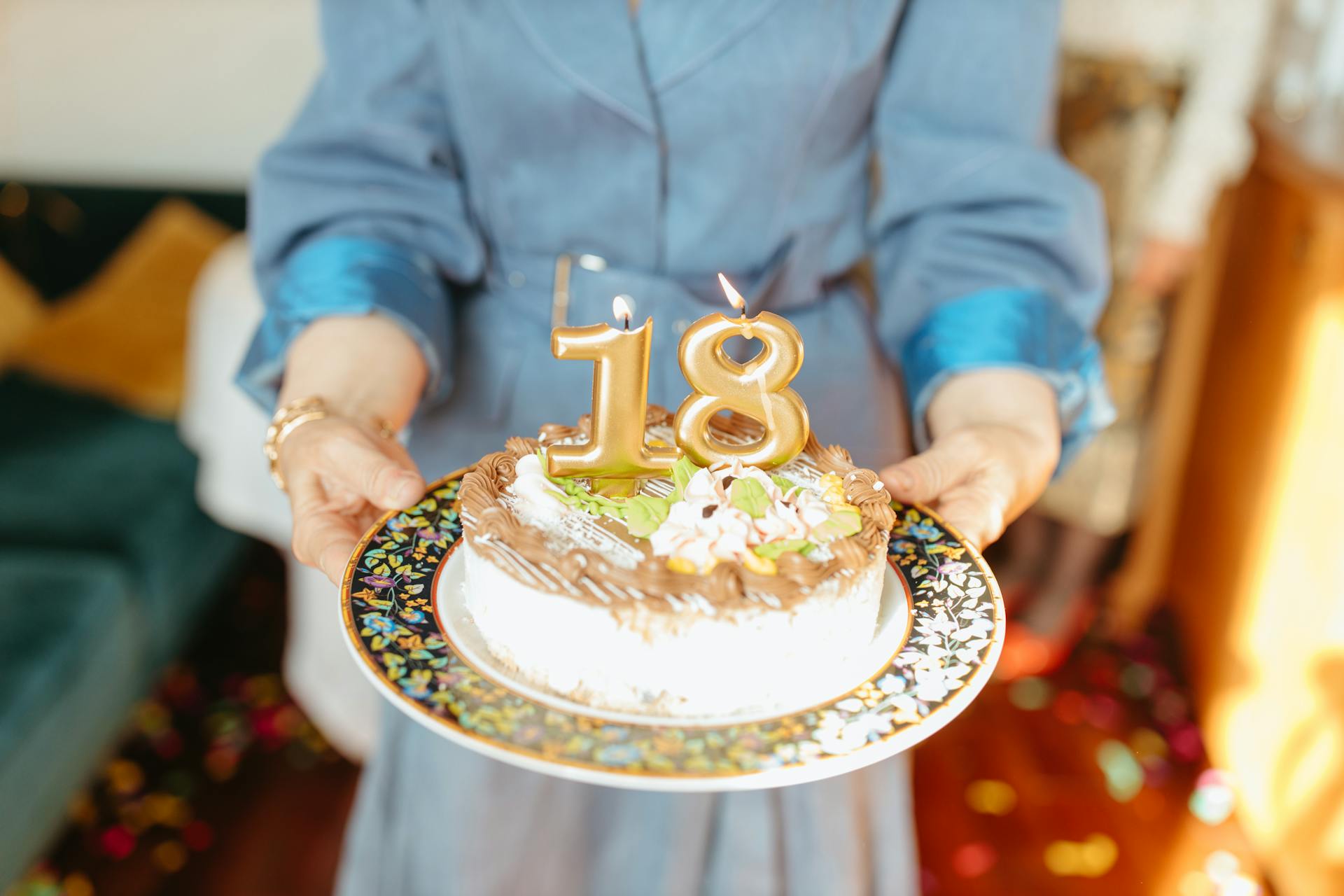 Gros plan d'une femme tenant un gâteau d'anniversaire | Source : Pexels