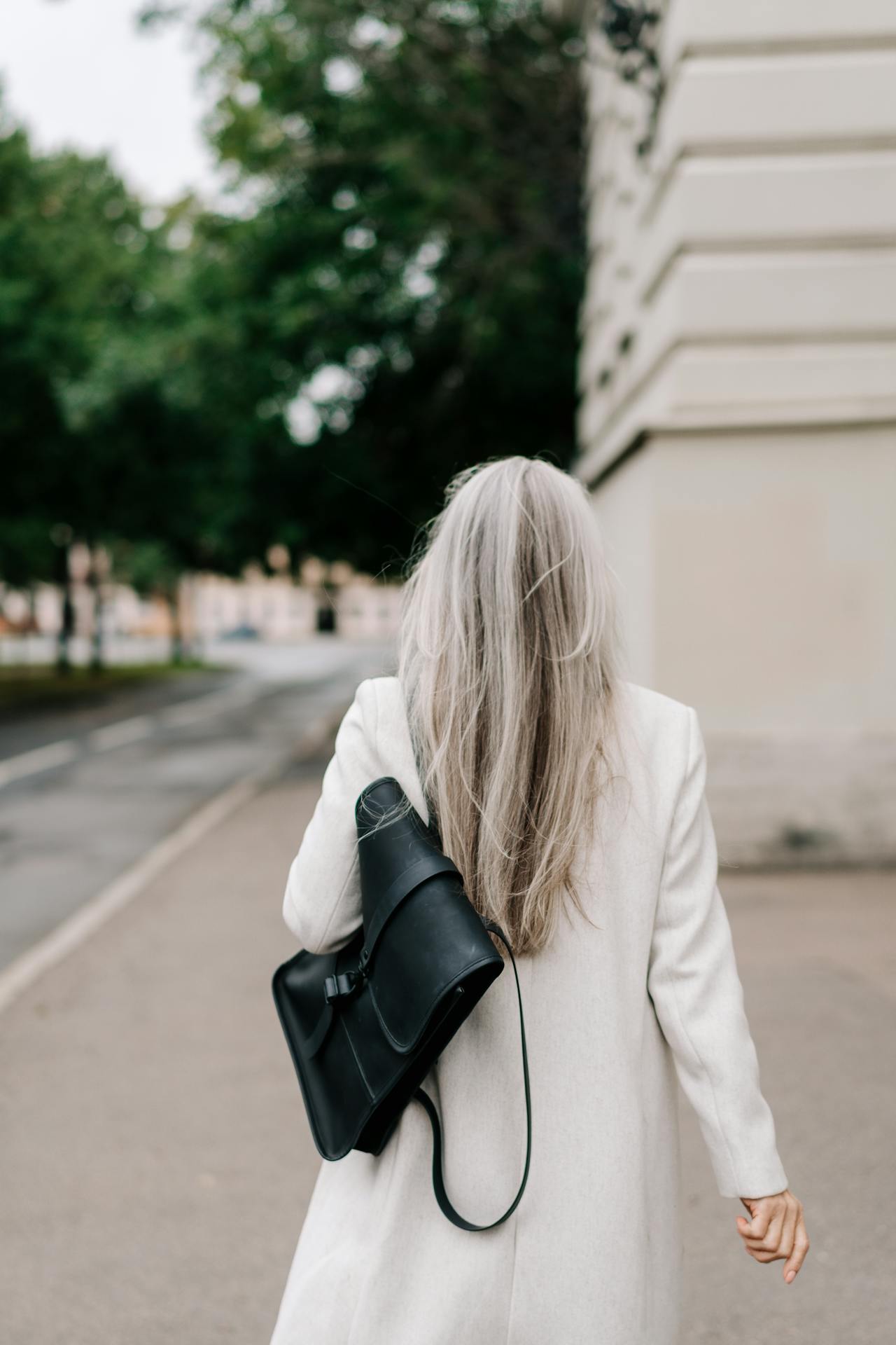 Une femme seule dans la rue | Source : Pexels