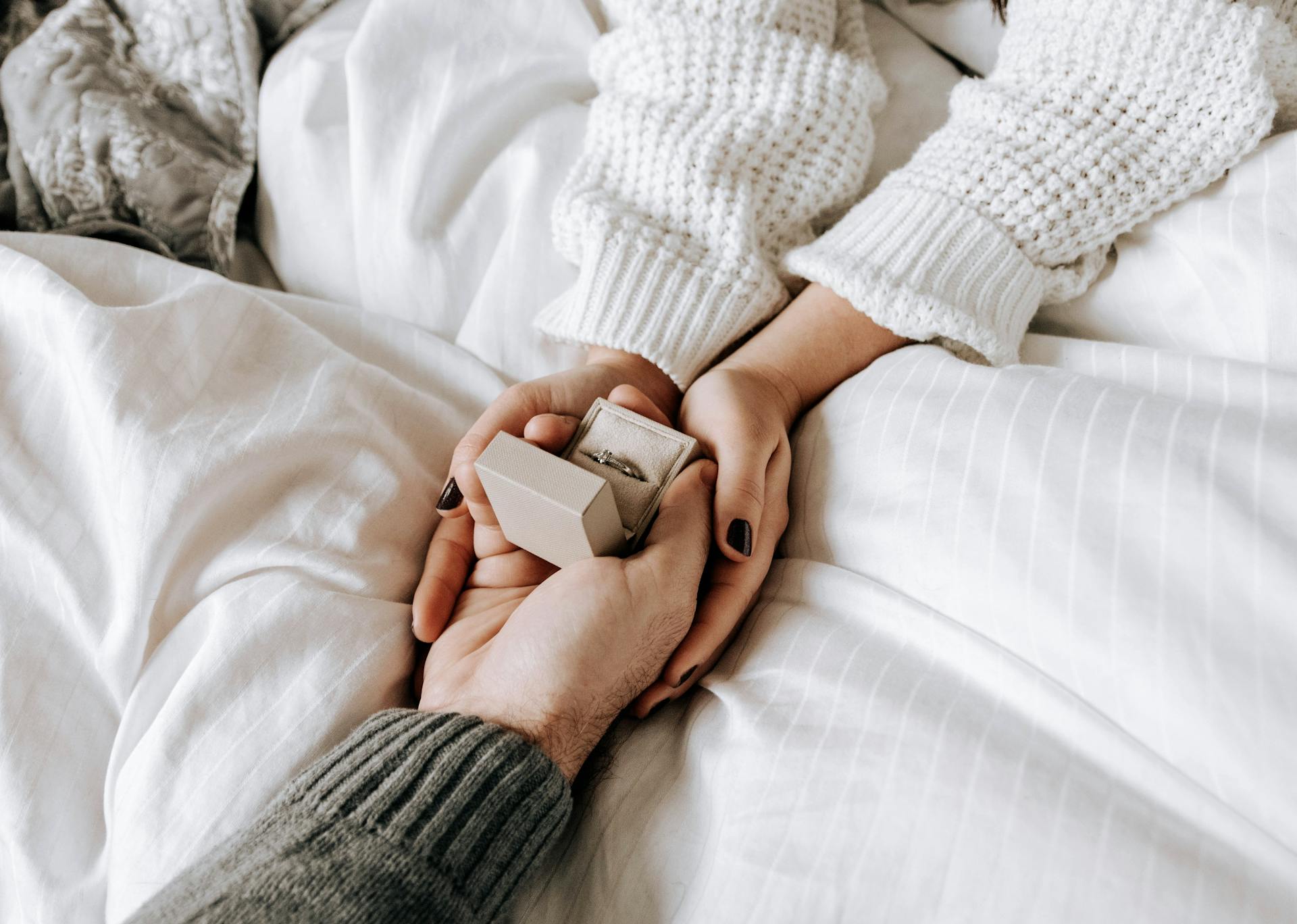 Gros plan d'un homme demandant sa petite amie en mariage | Source : Pexels