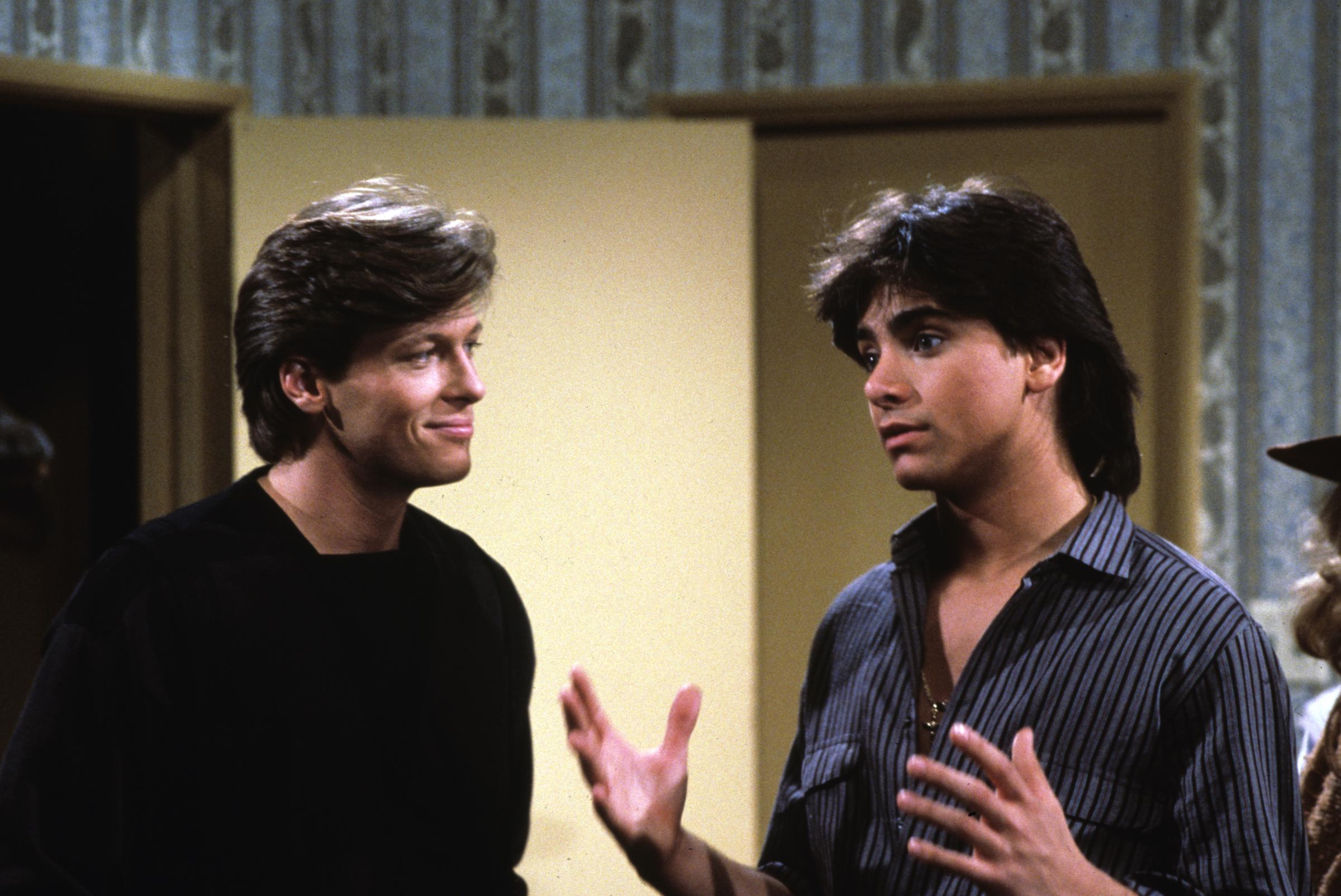 L'acteur et John Stamos photographiés sur le plateau de « General Hospital », 1983 | Source : Getty Images