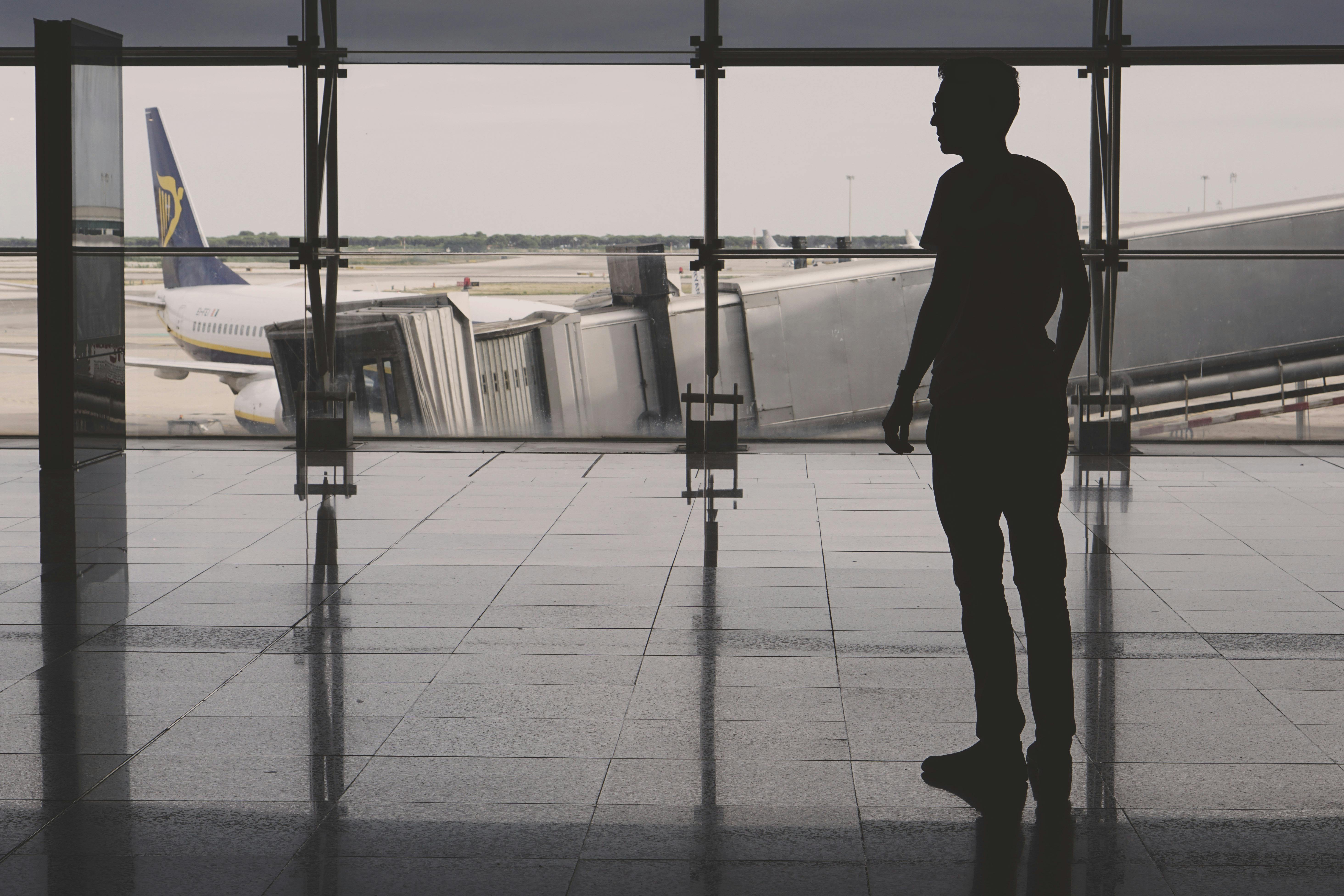 Homme dans un aéroport | Source : Pexels