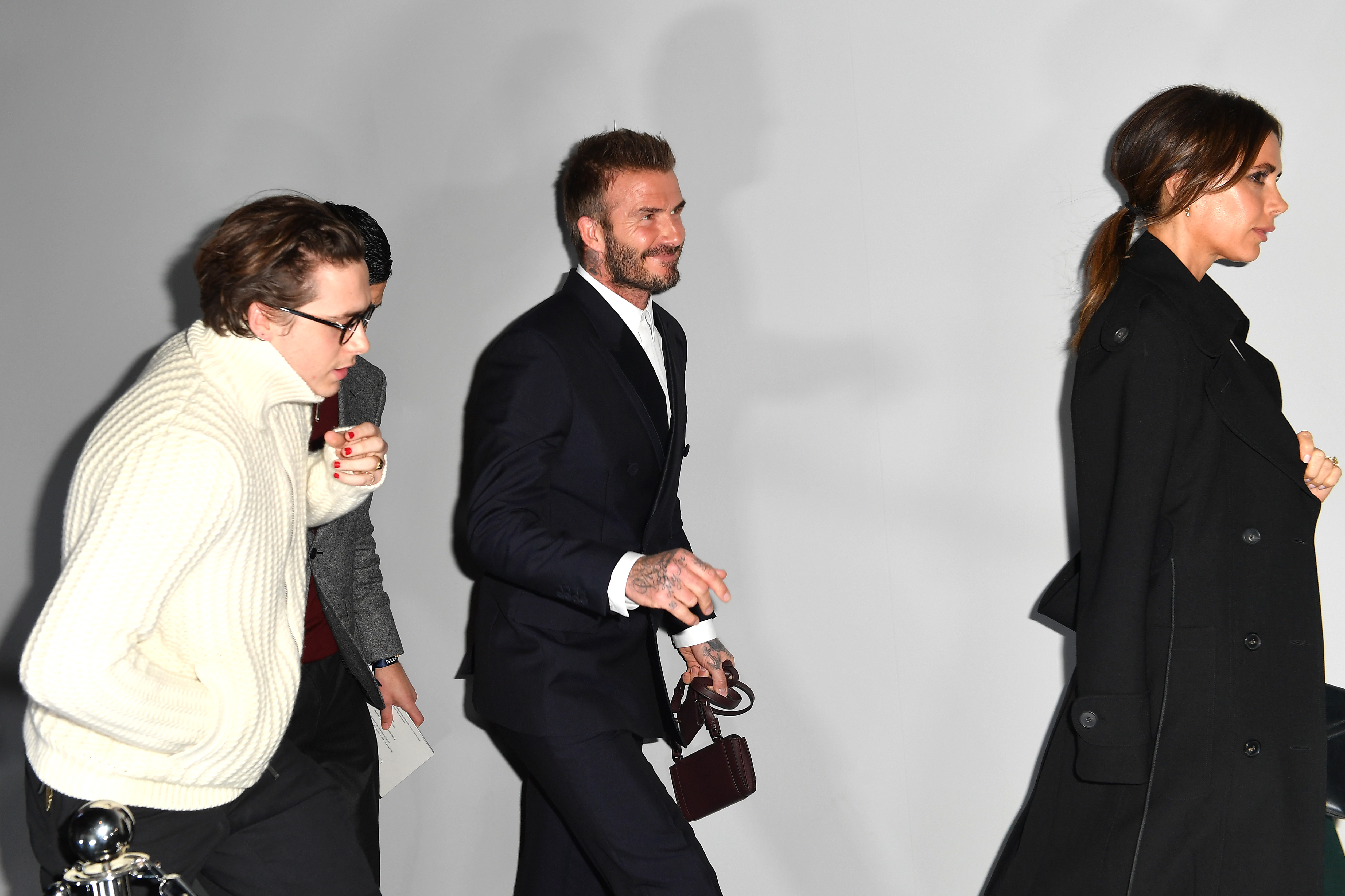 Brooklyn Peltz Beckham avec David et Victoria Beckham au défilé Dior pendant la Fashion Week de Paris, le 17 janvier 2020, en France. | Source : Getty Images