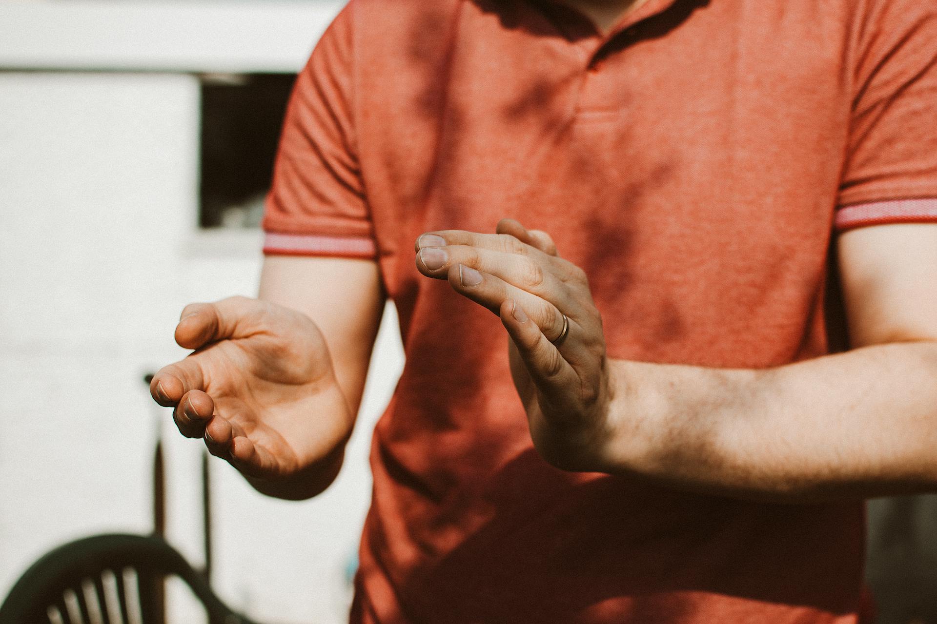 Un homme qui applaudit | Source : Pexels