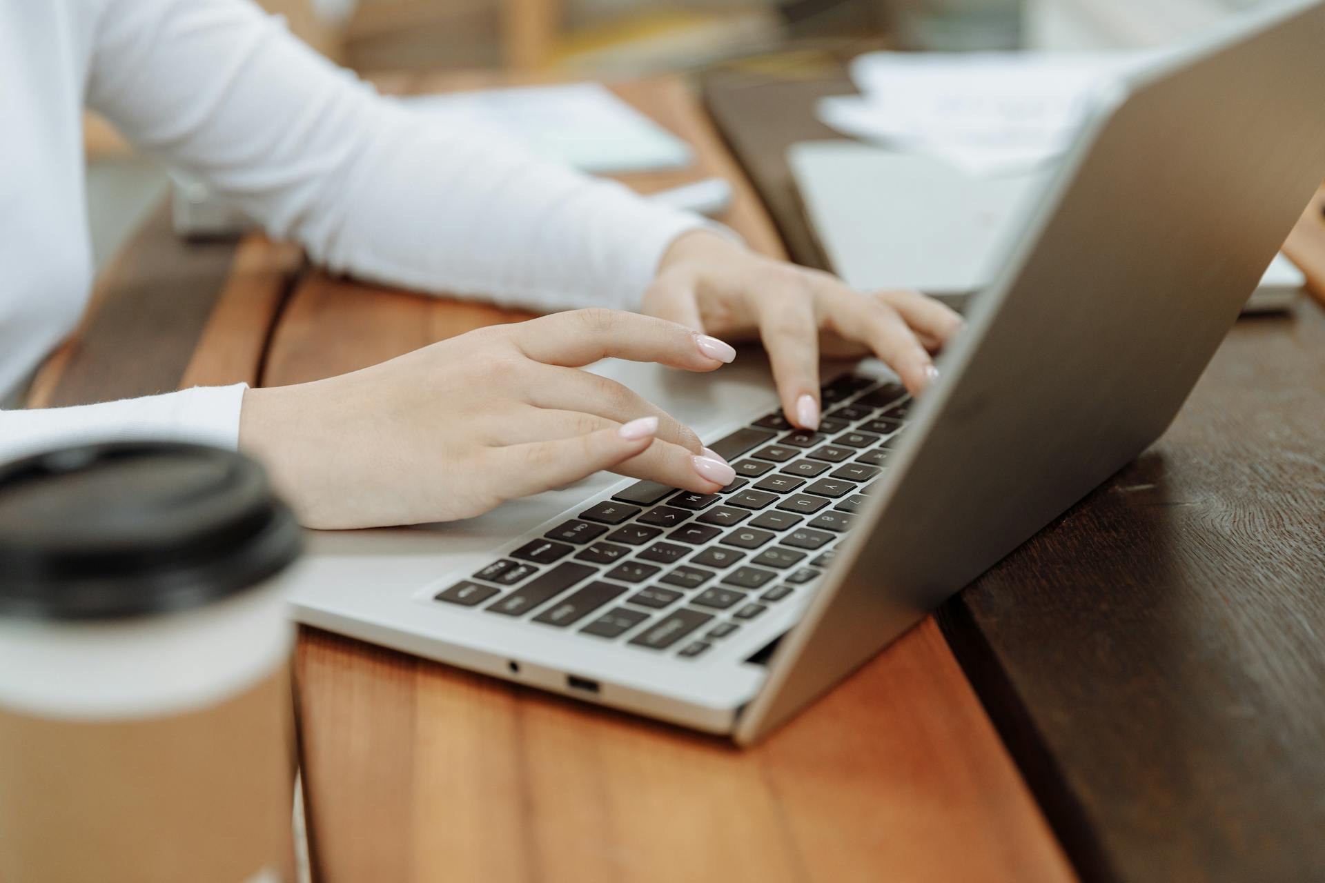 Une femme tapant sur un ordinateur portable | Source : Pexels