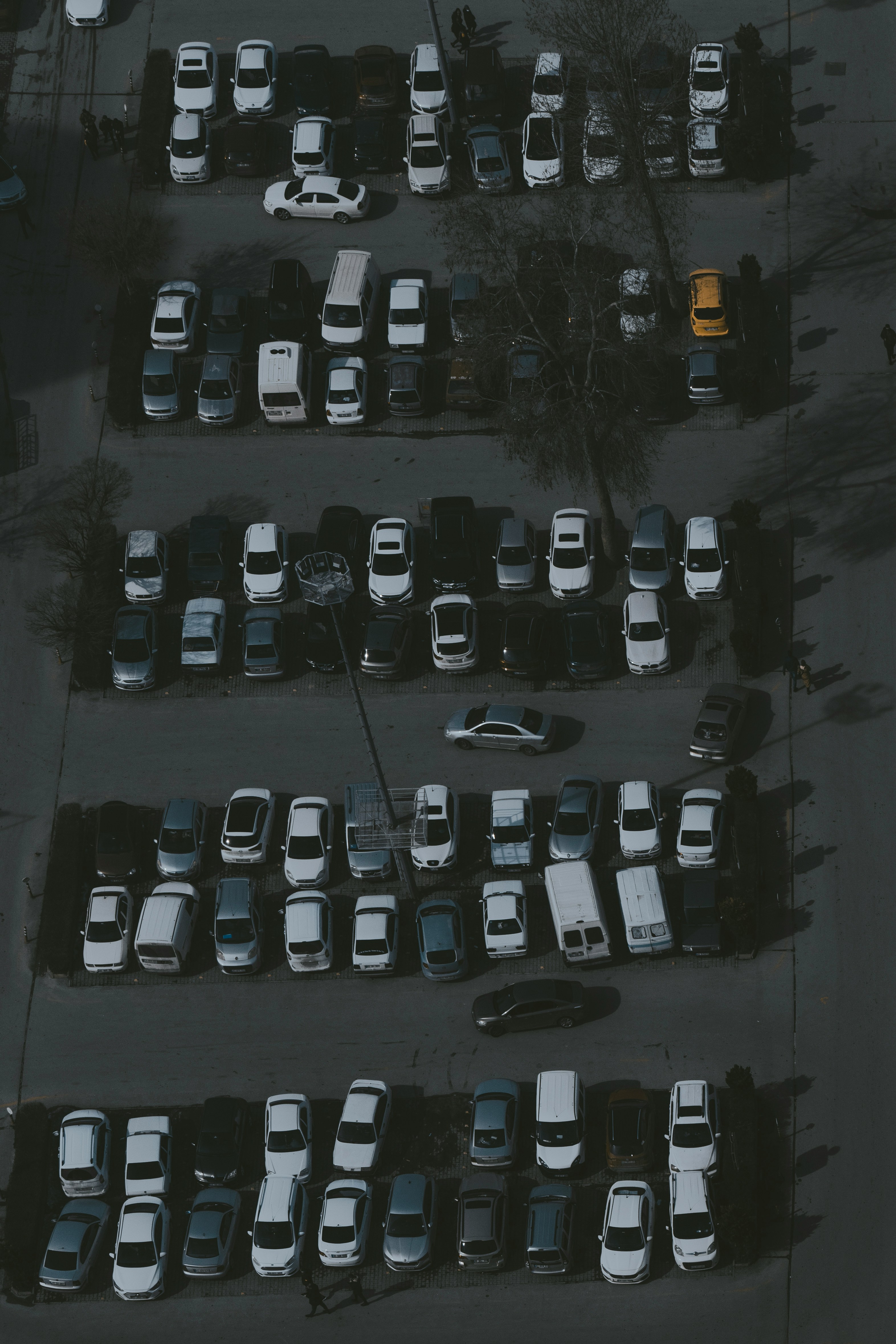 Une vue aérienne d'un parking | Source : Unsplash