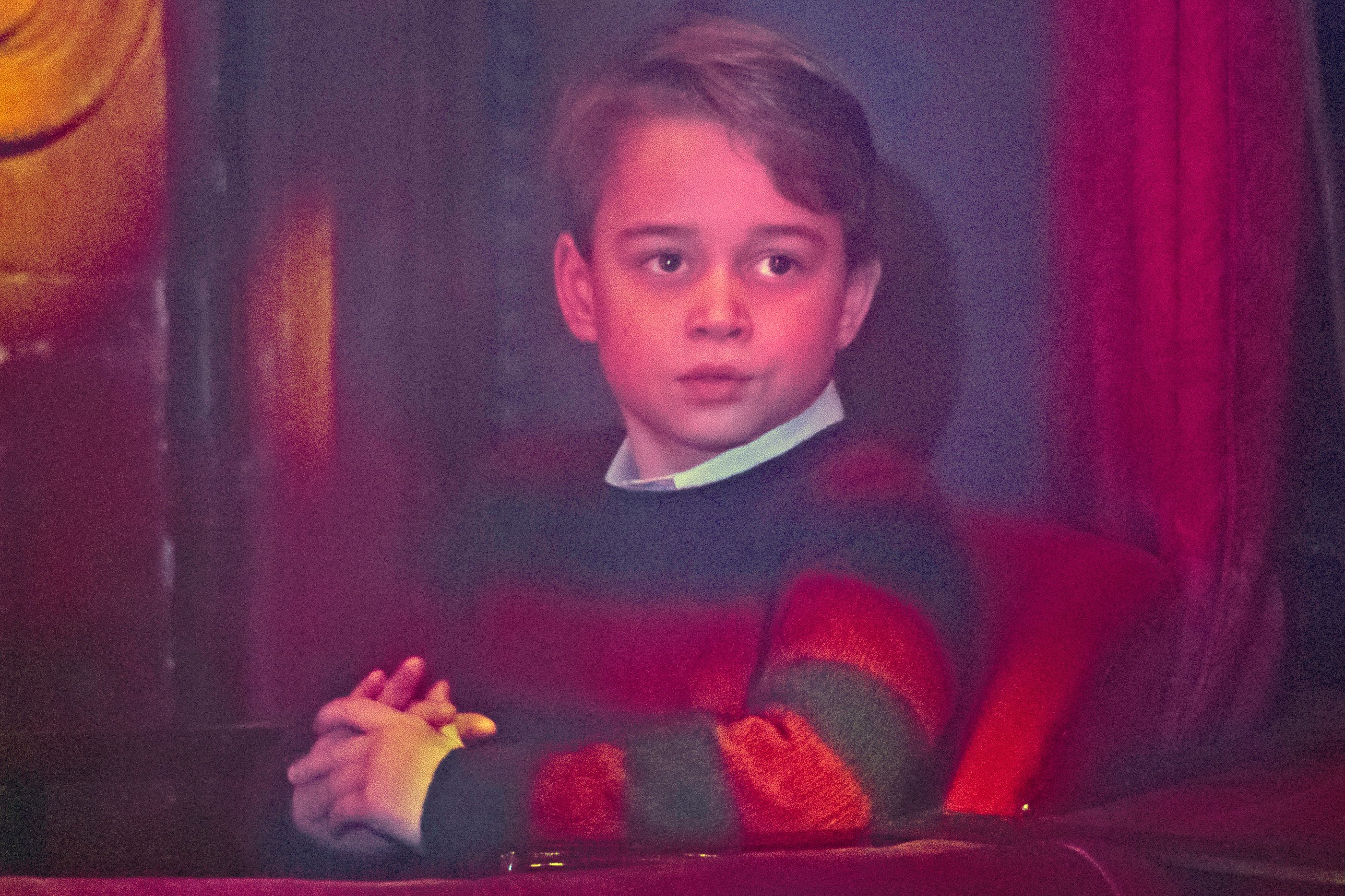 À 7 ans, George a assisté à un spectacle spécial de pantomime au London Palladium le 11 décembre, organisé en l'honneur des travailleurs essentiels et de leurs familles pendant la pandémie. Six ans avant ses débuts à Eton, cette apparition marque une nouvelle étape de son enfance que les téléspectateurs ont vu se dérouler année après année.