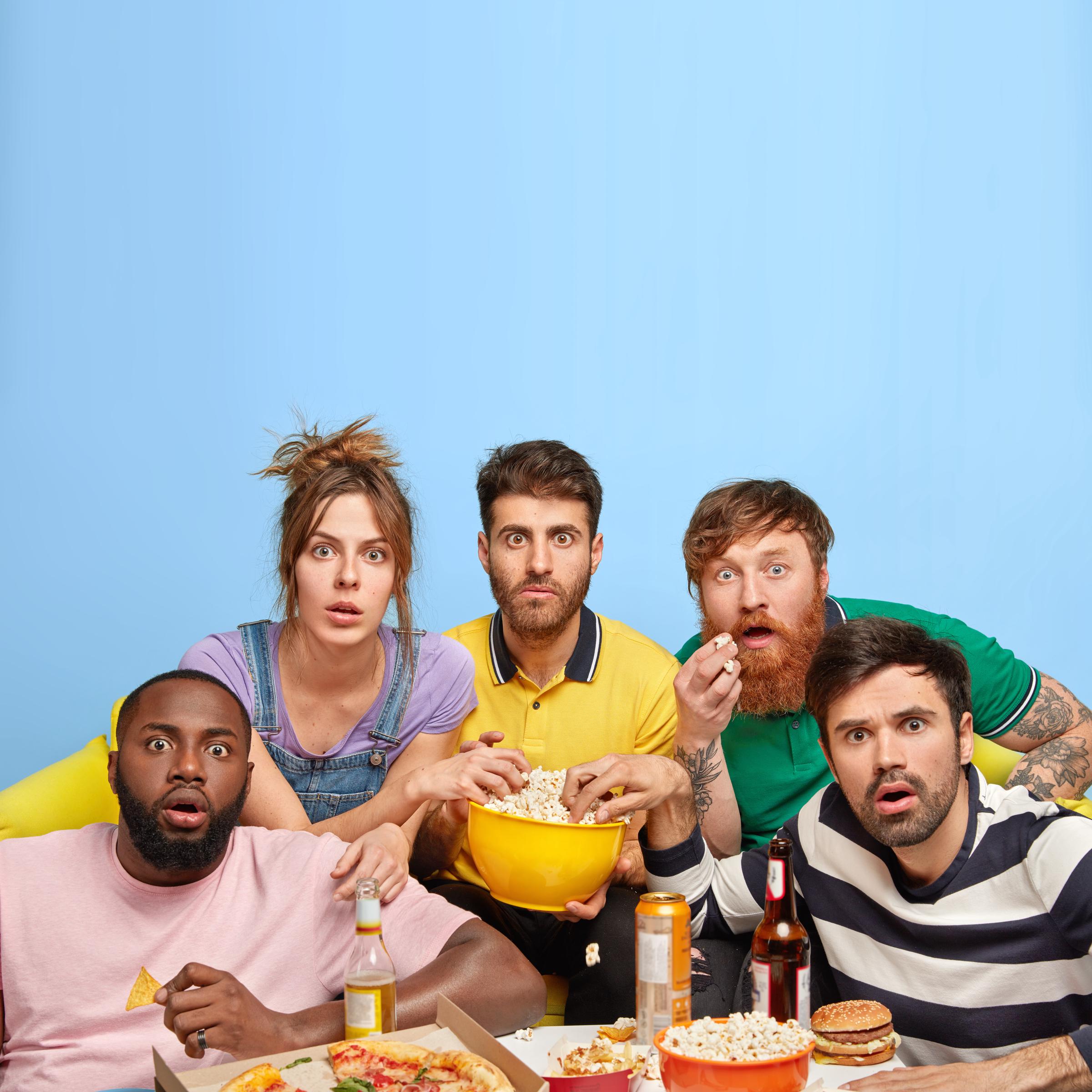 Un groupe de personnes choquées | Source : Freepik