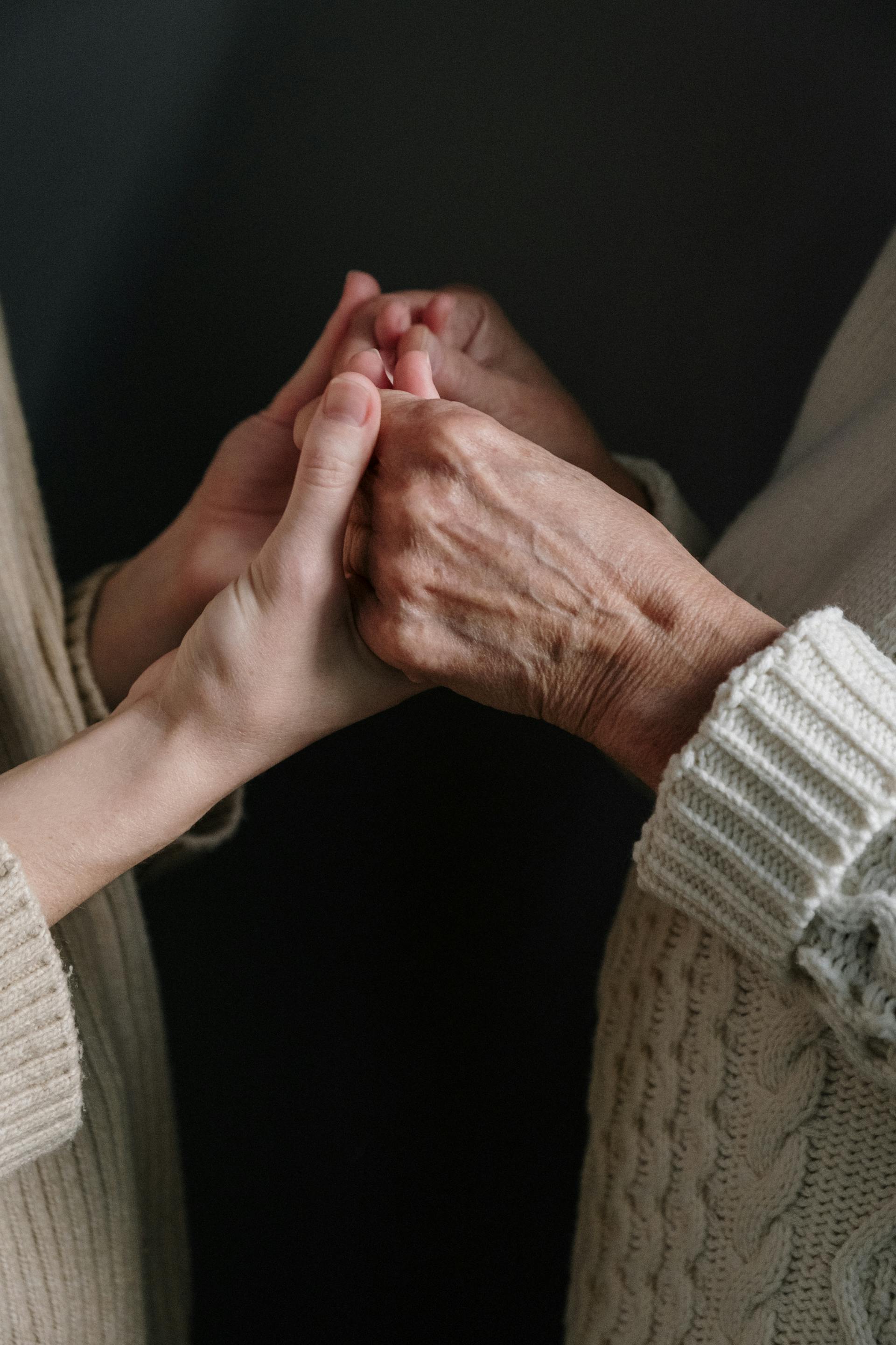 Un gros plan de deux femmes se tenant par la main | Source : Pexels
