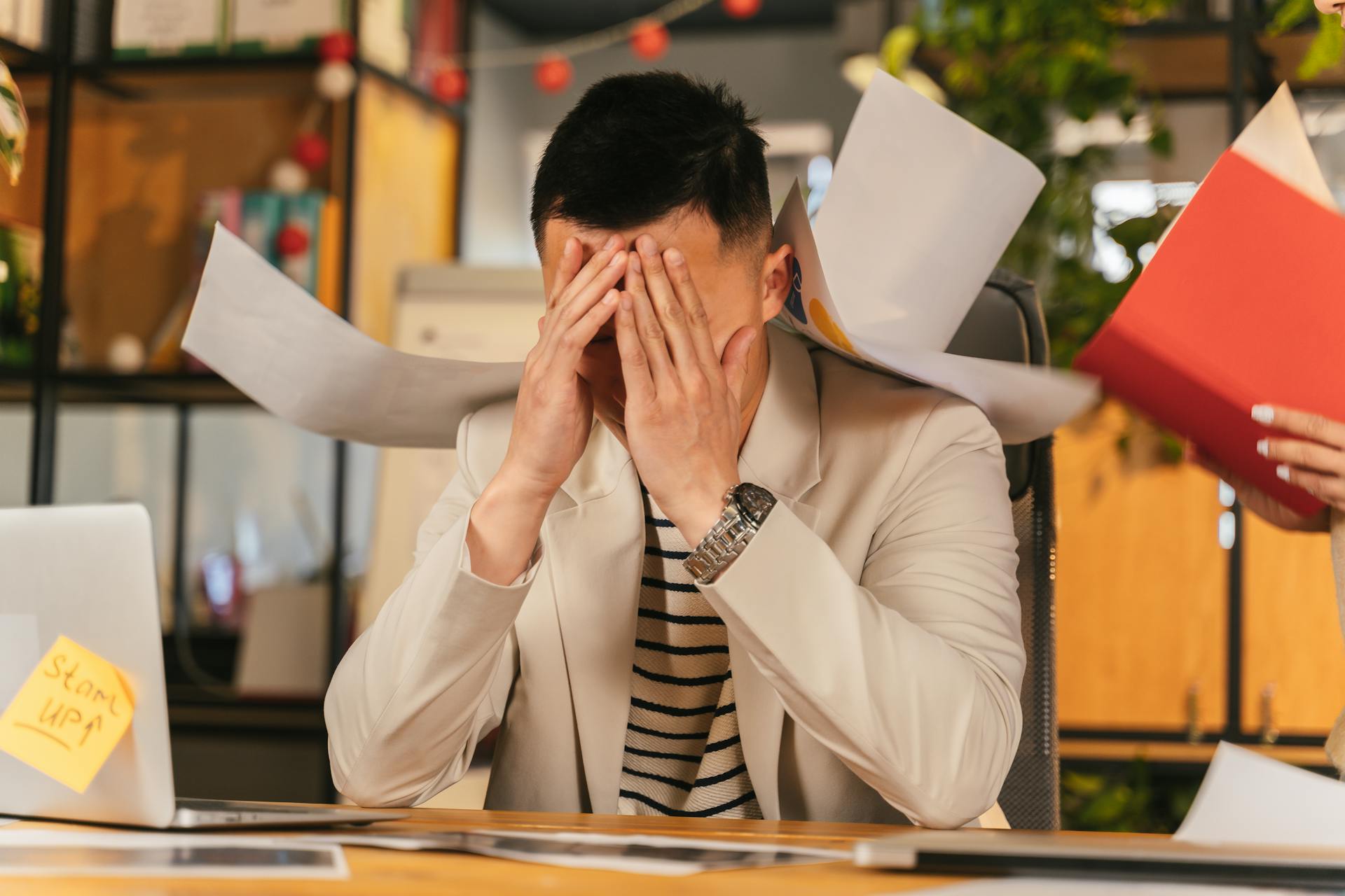Un homme fatigué assis dans son bureau | Source : Pexels