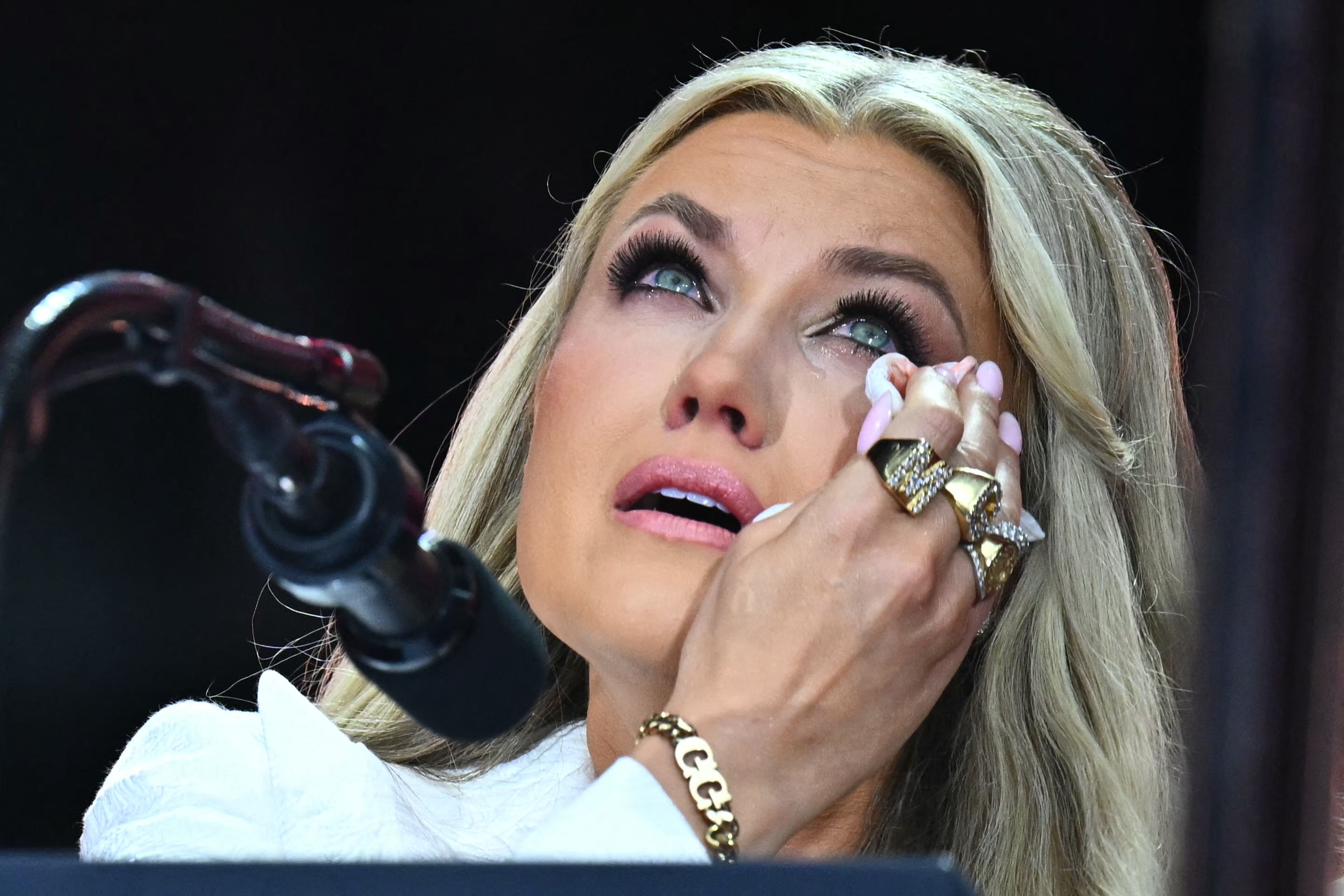Erika Kirk essuie des larmes lors de la cérémonie commémorative de son défunt mari. | Source : Getty Images