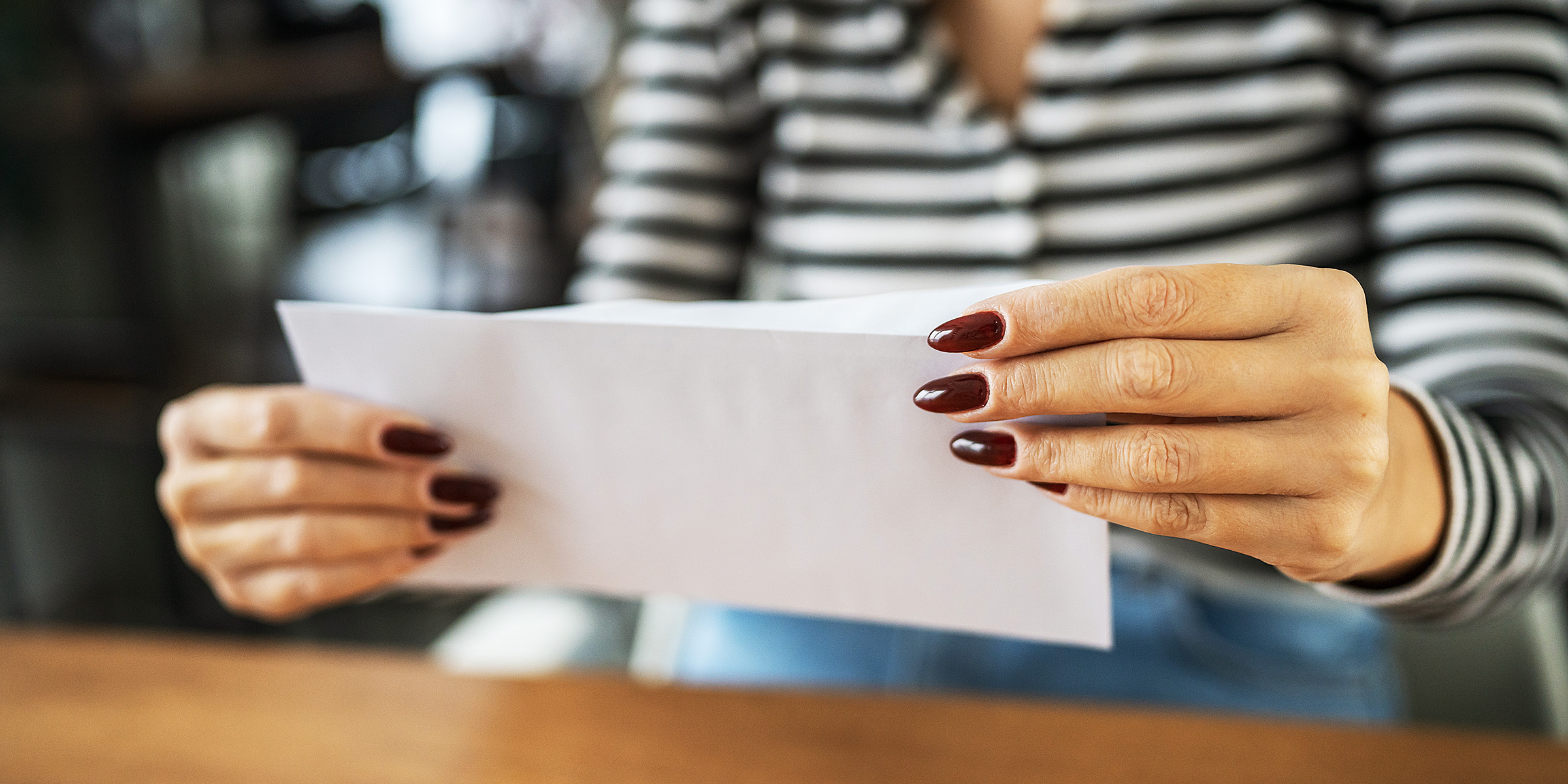 Une femme tenant une feuille de papier | Source : Shutterstock