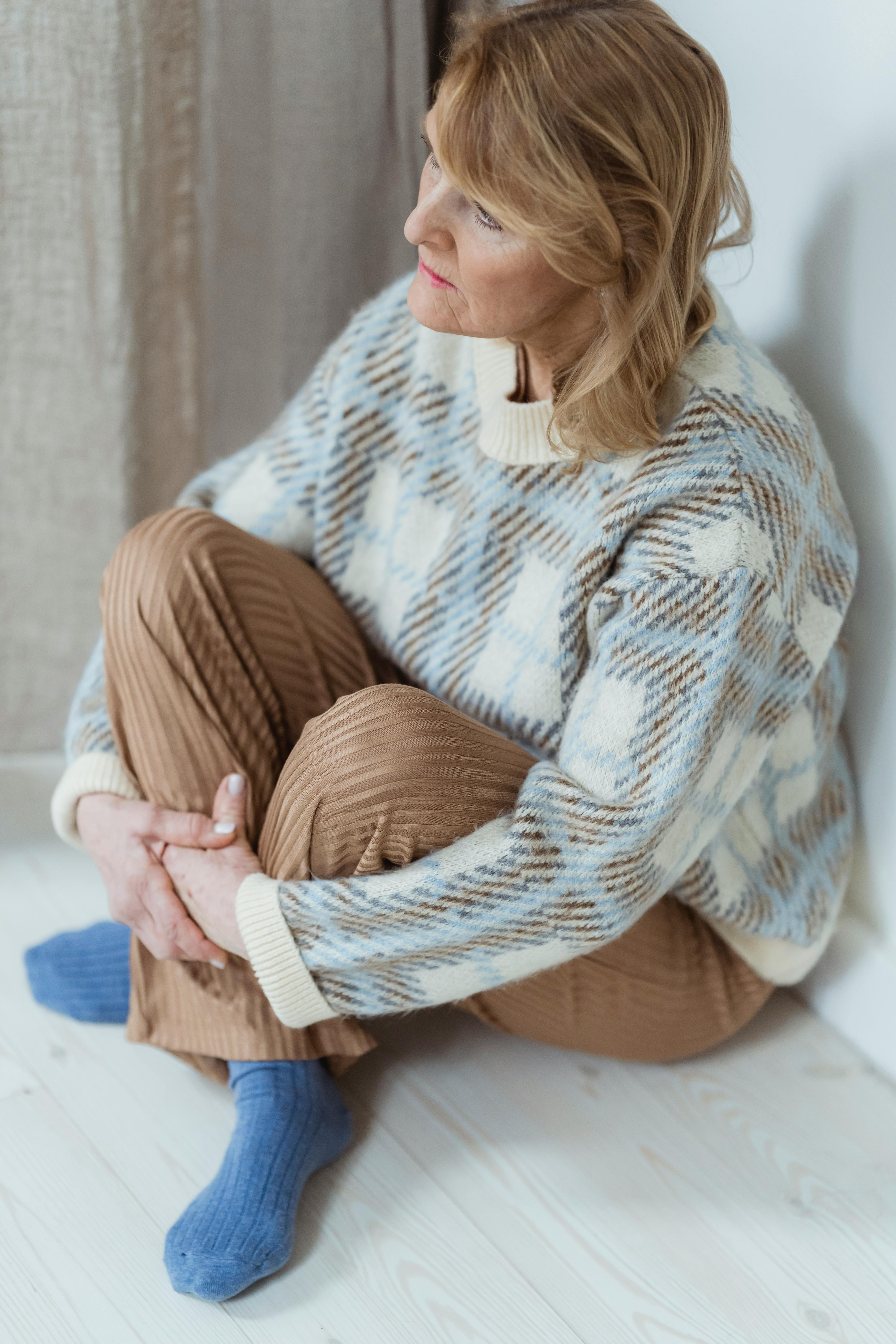 Une femme pensive assise sur le sol | Source : Pexels